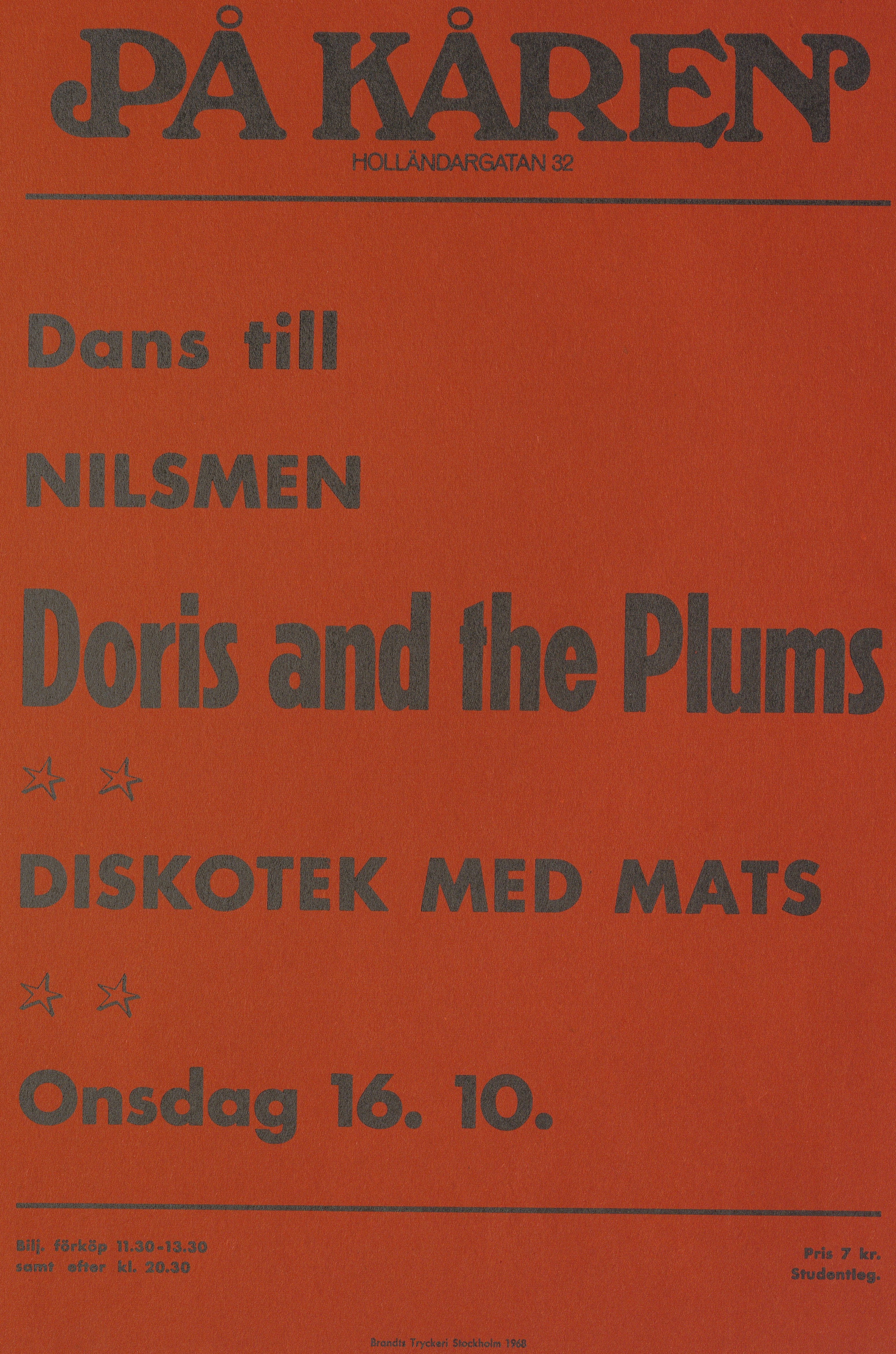 Röd affisch med svart text. Text: Doris and the Plums.