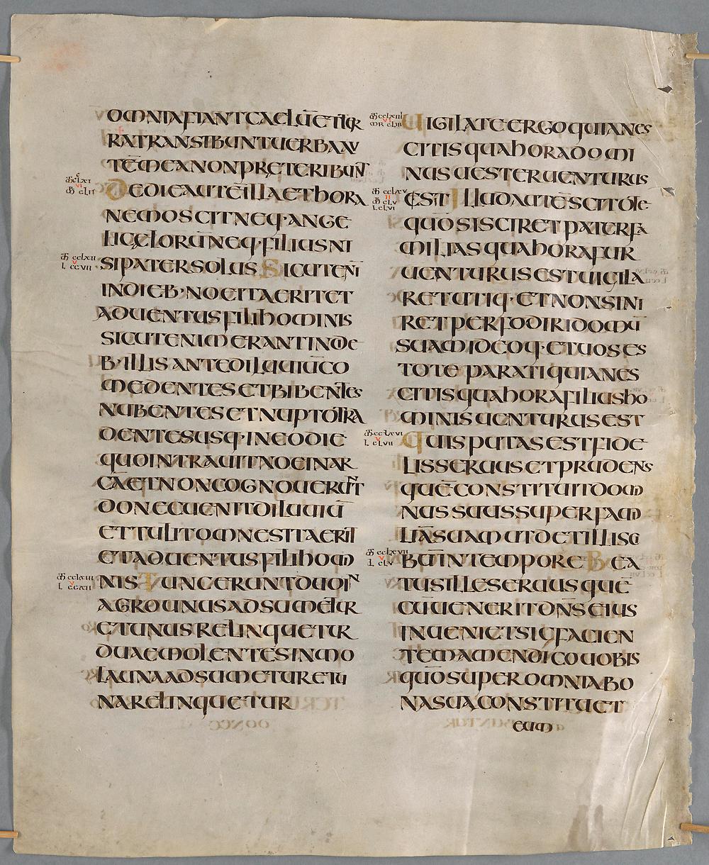 Text på latin i två spalter på vitt pergament.