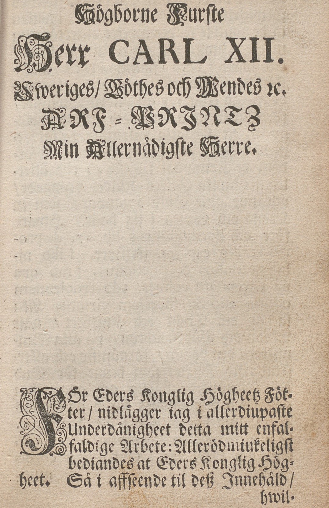 Dedikation till Karl XII i frakturstil, gotiska bokstäver, tryckt på gult lumppapper. Text: Högborne furste Herr Karl XII.
