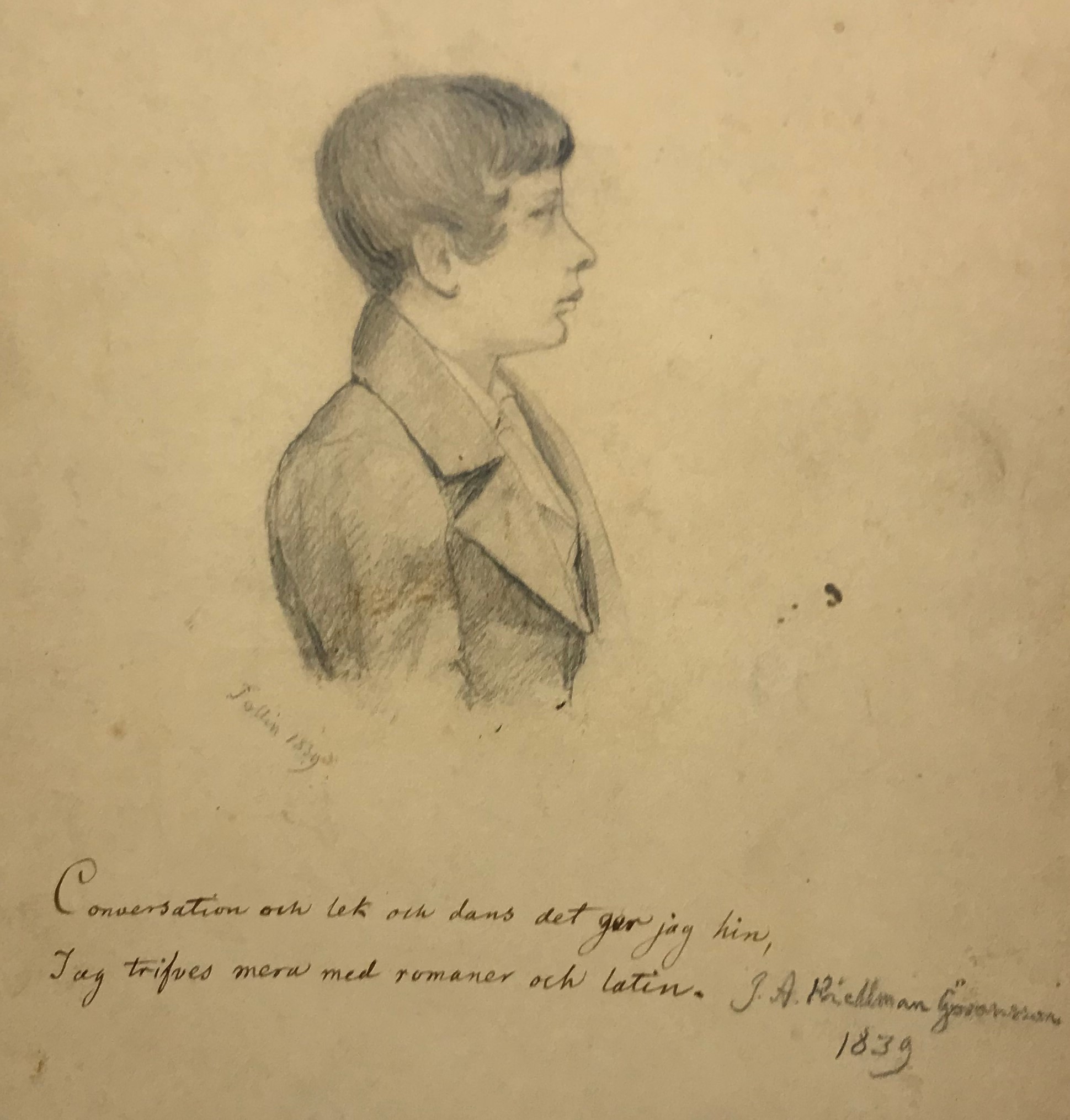 Svartvit teckning av en ung pojke med välkammat hår avbildad i profil. Under bilden texten "Conversation och lek och dans det ger jag hin, Jag trifves mera med romaner och latin."