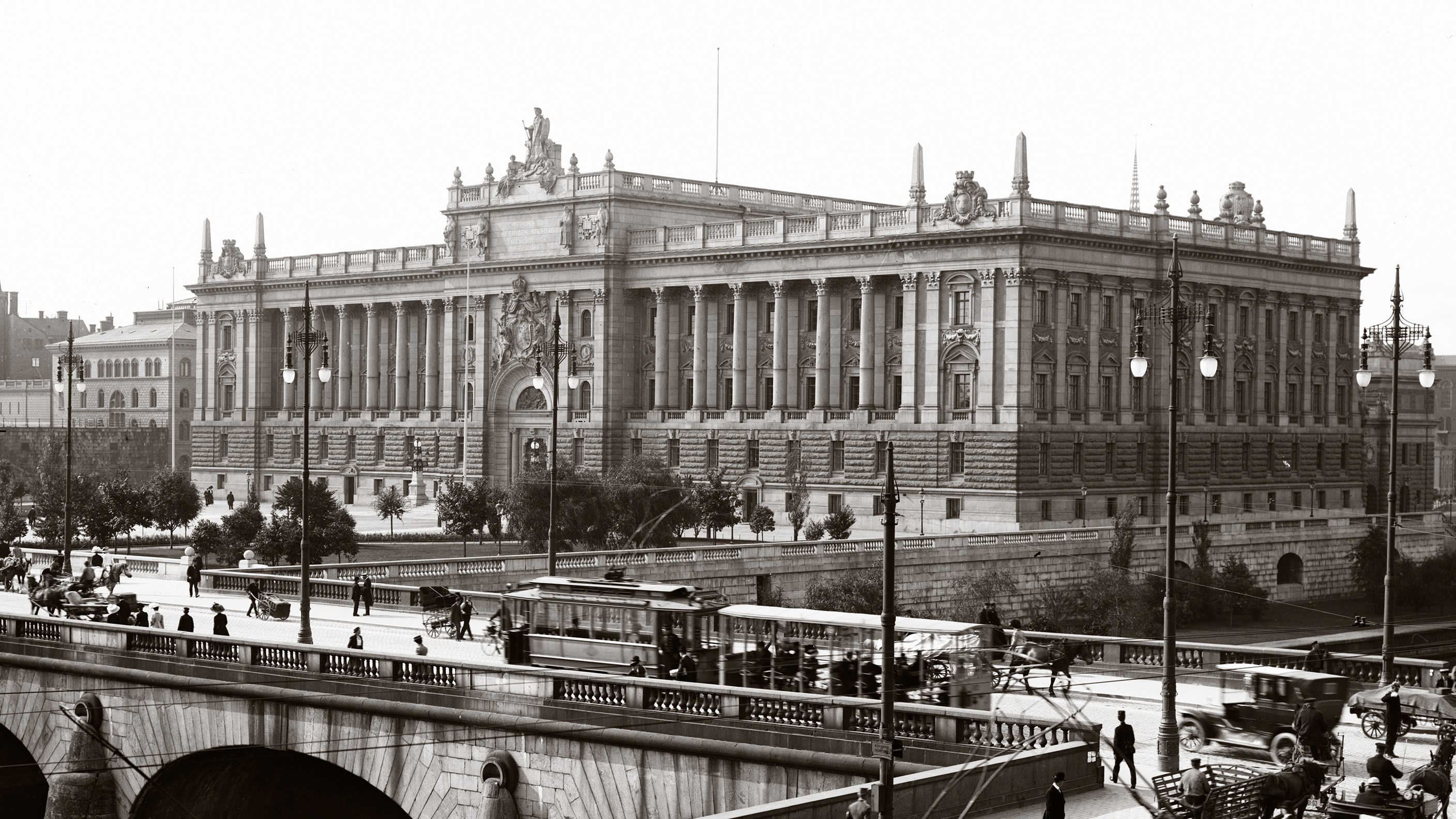 Ett svartvitt fotografi av Riksdagshuset.