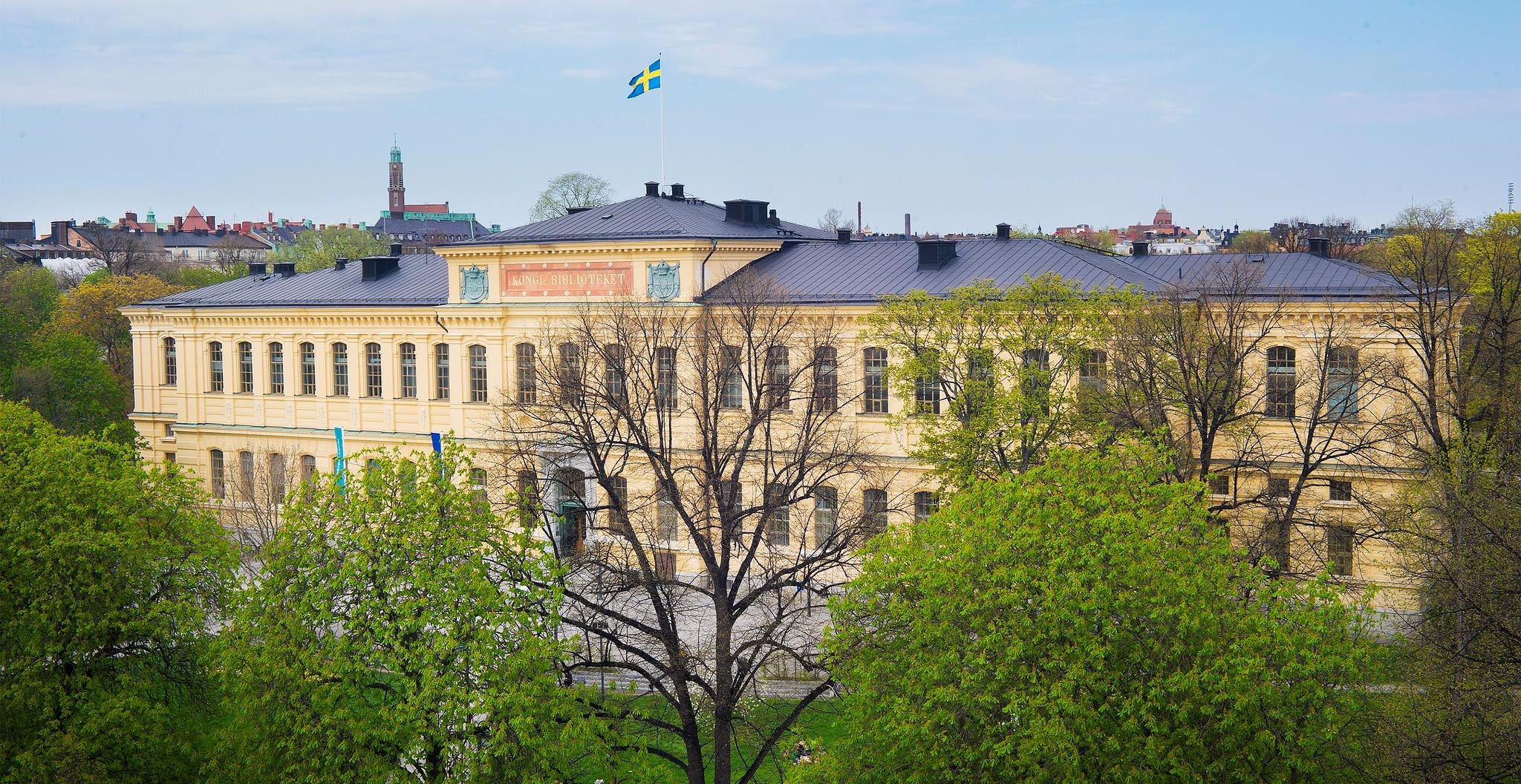 Äldre byggnad fotograferad uppifrån. På fasaden står Kongl biblioteket.