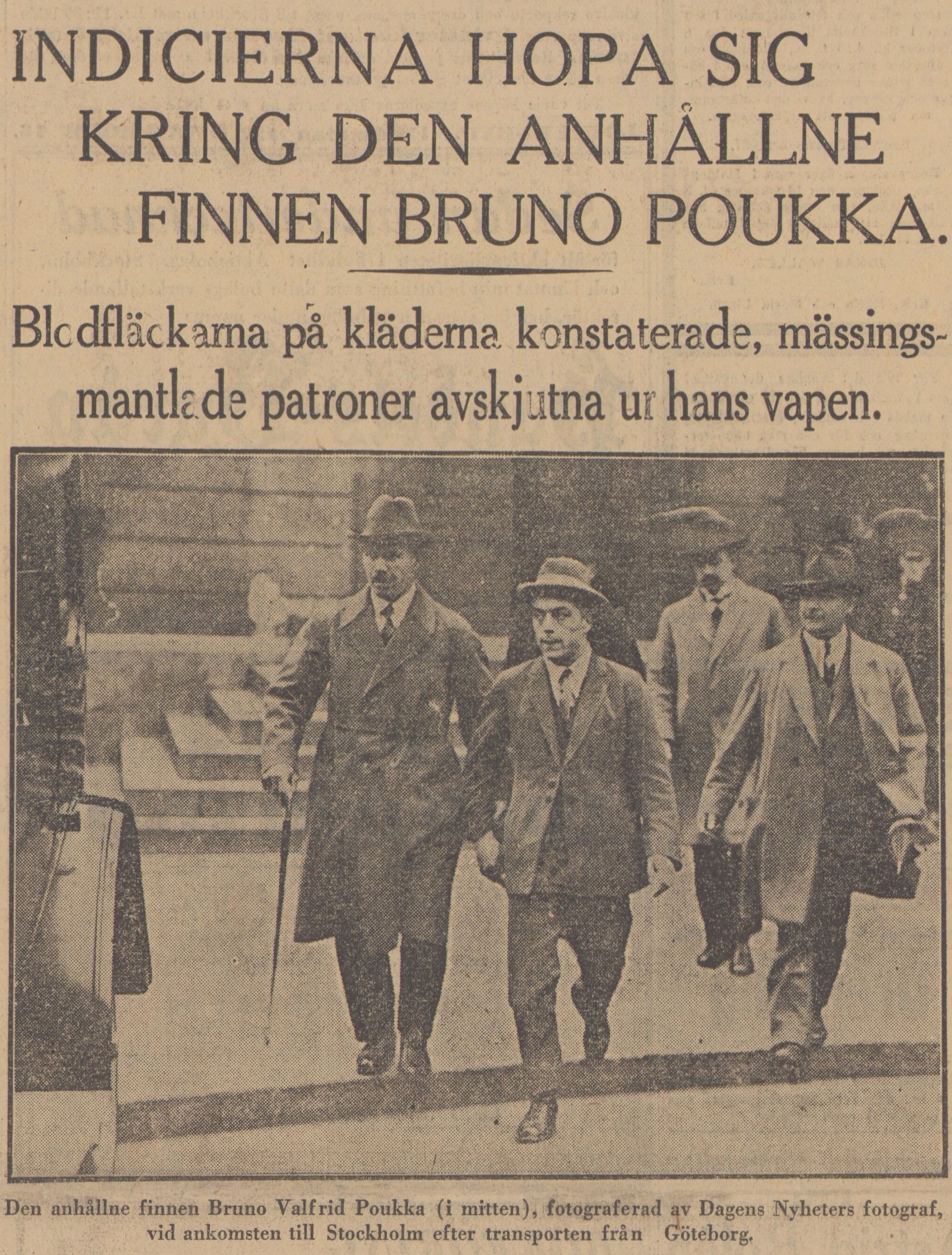Bruno Poukka i kostym och hatt får eskort efter gripandet i Göteborg. Text om att bevisningen i mordfallet ökat mot honom. 