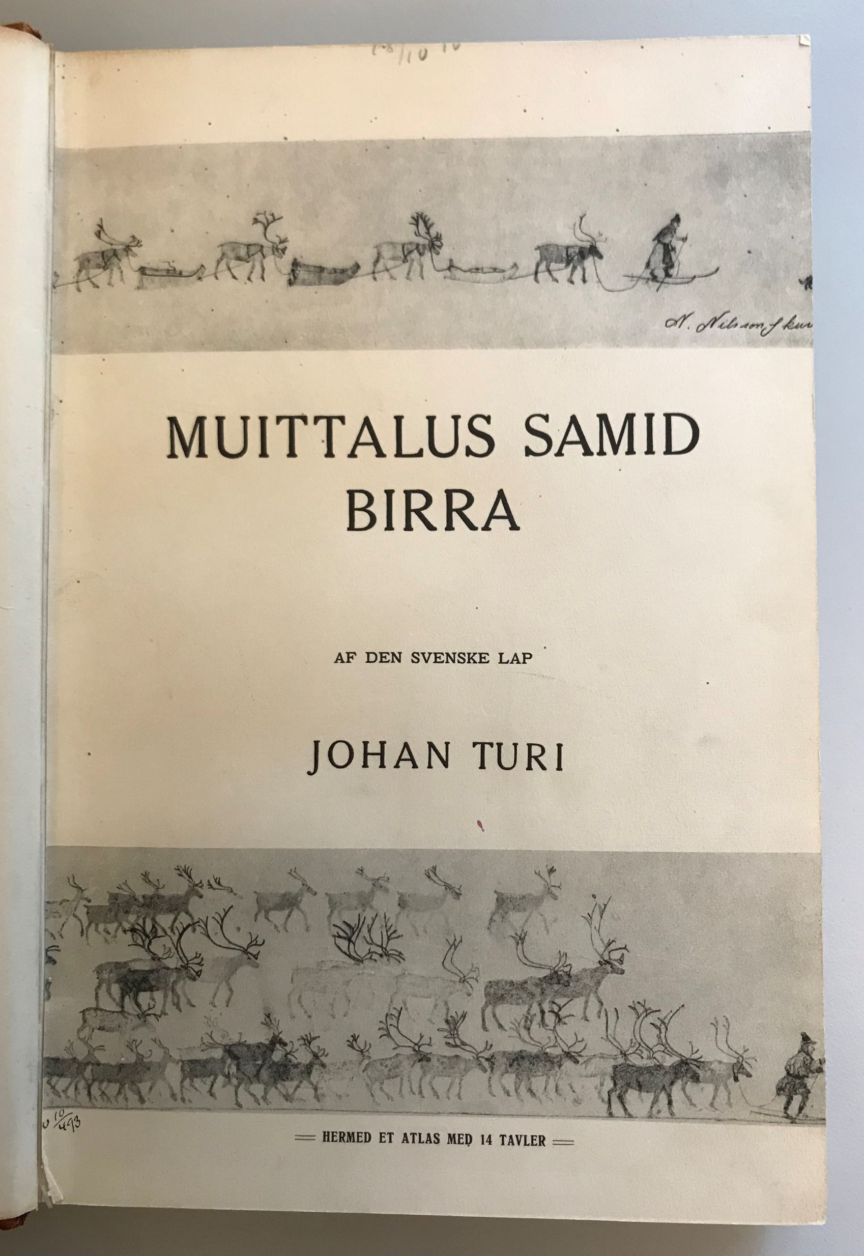 Svartvitt bokomslag med titel på samiska och undertexter på danska, omgärdat av tecknade bilder av renar och samer på skidor.