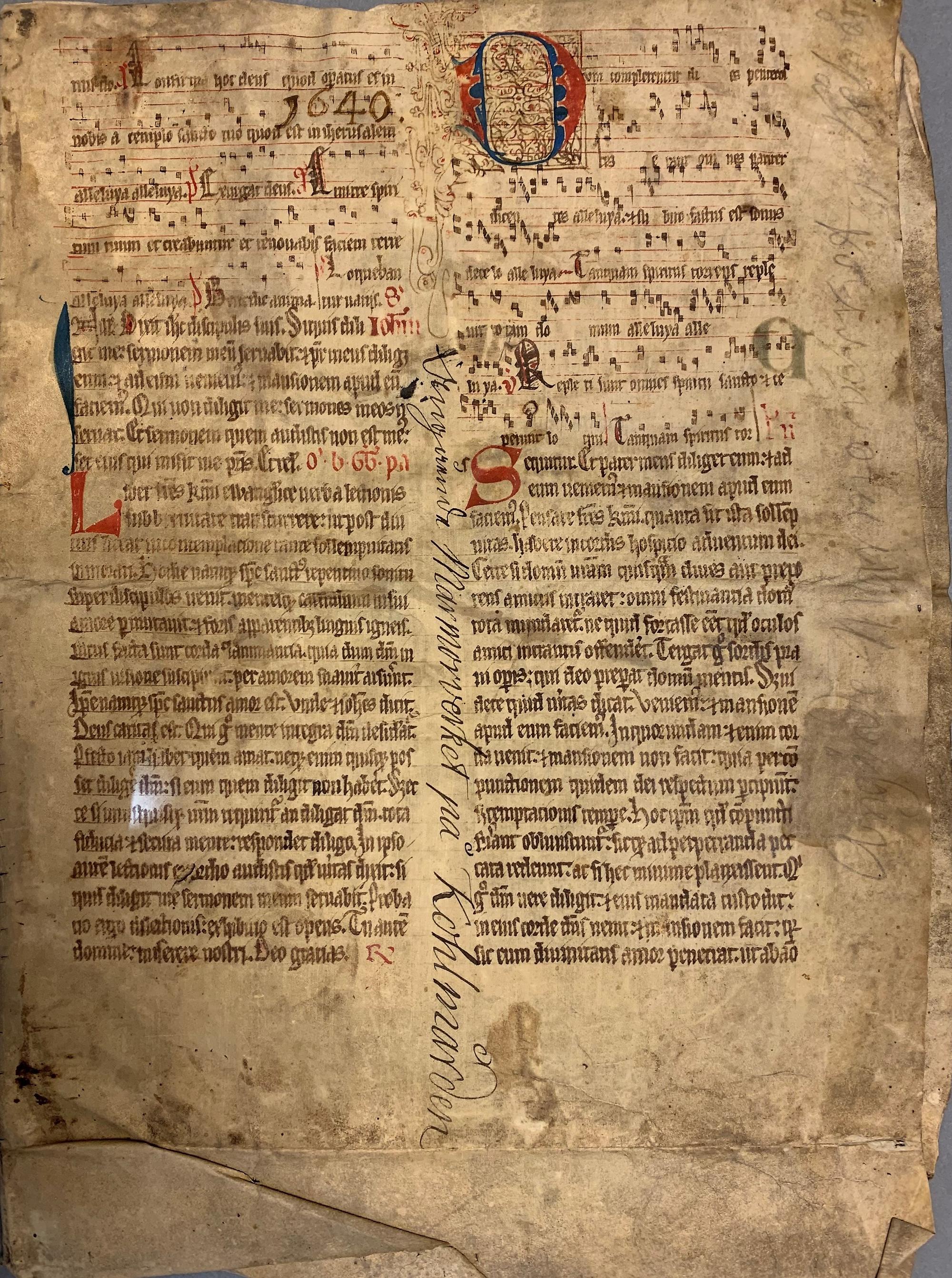 Pergamentblad från medeltiden med noter och text. Senare påskrift "Marmorverket på Kolmården" längs en vikt rygg.