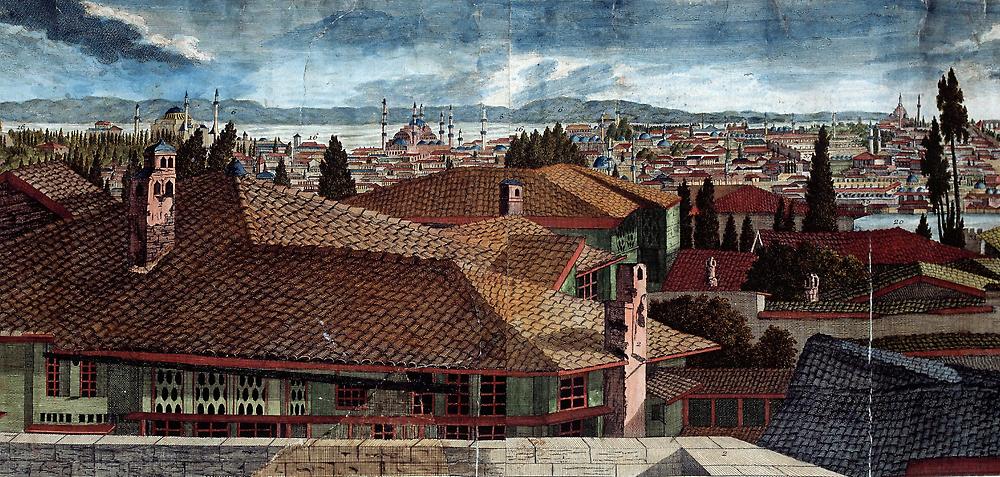 Färglagd vy över Konstantinopel. Närmast betraktaren flera husfasader, tak och trädtoppar, längre bort syns flera torn framför vatten och berg.