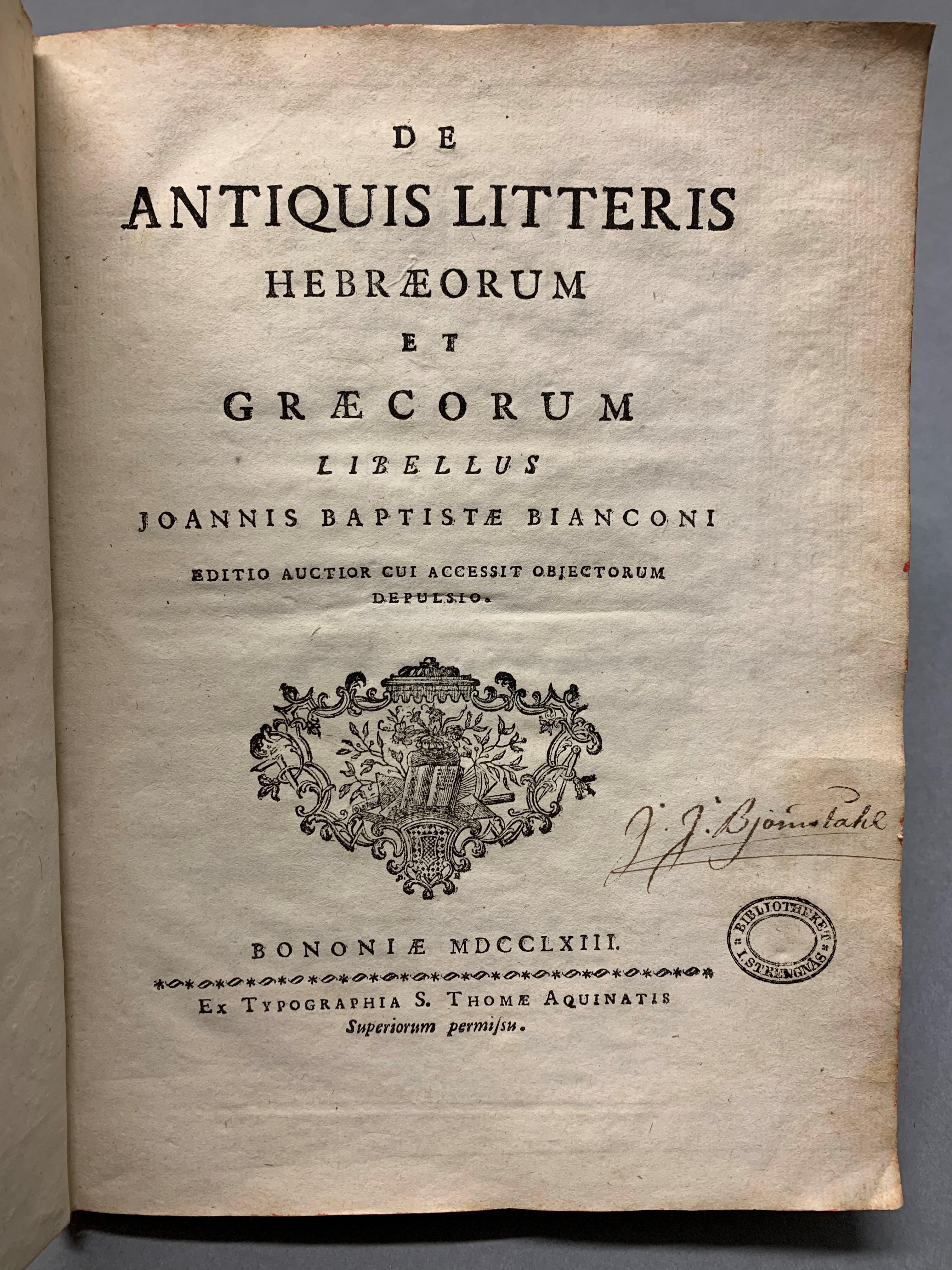 Titelsida i en tryckt bok om grekiska och hebreiska, till höger syns en oval stämpel och en namnteckning i bläck.