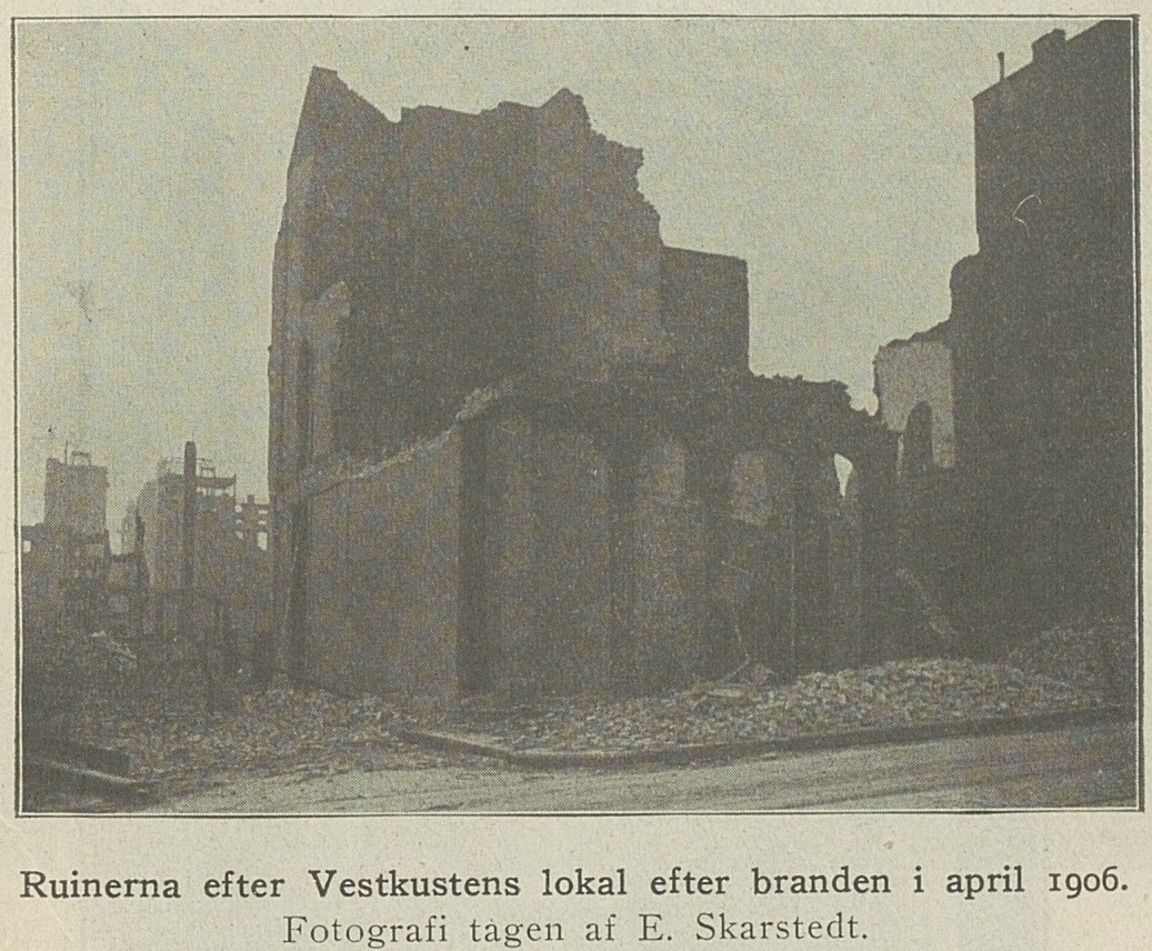 Fotografi av ruinerna efter Vestkustens nedbrunna redaktion. 