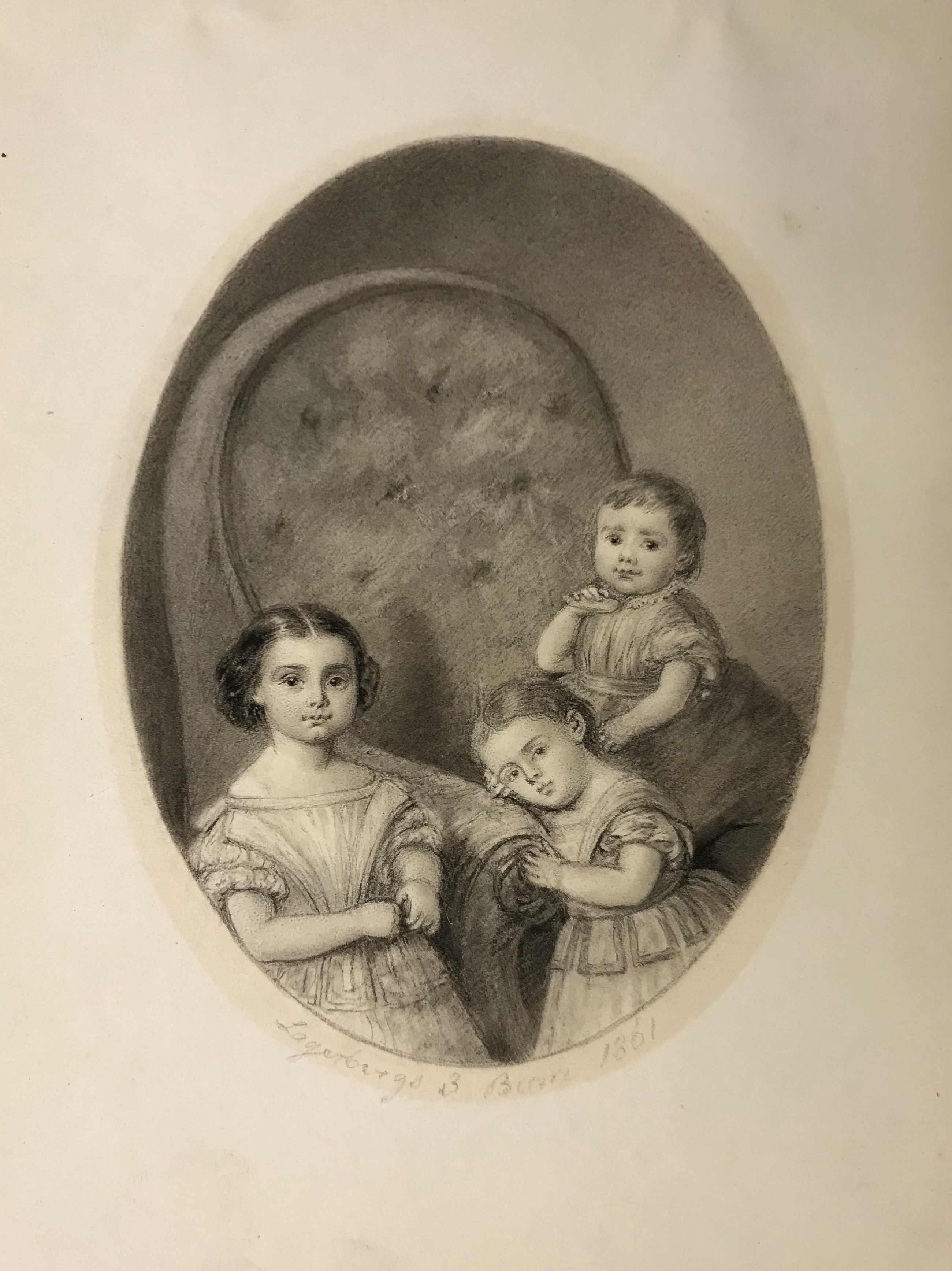 Oval teckning föreställande tre små barn som sitter nedanför en tom fåtölj.