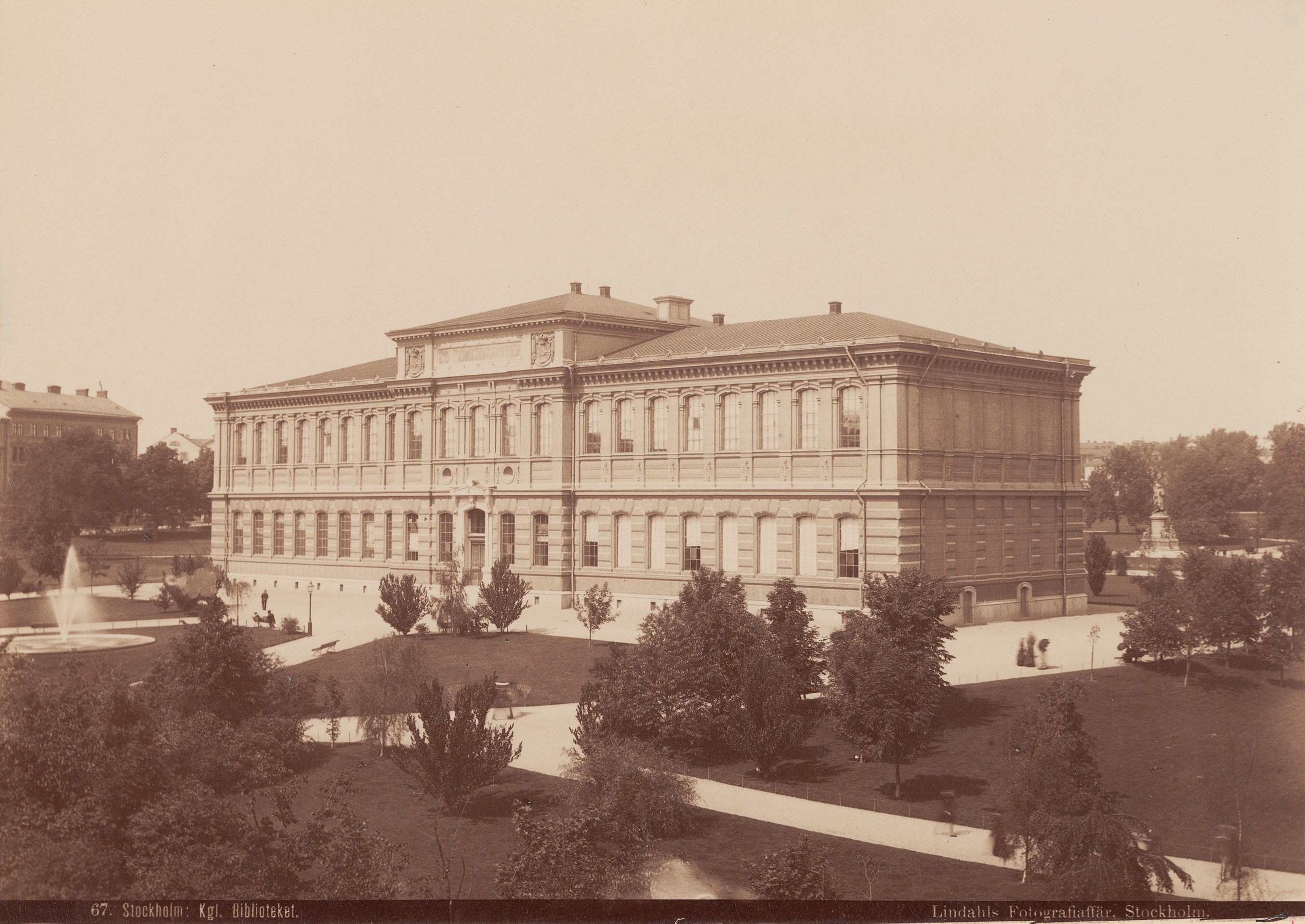 Svartvitt fotografi av Kungliga bibliteket i Humlegården från 1883