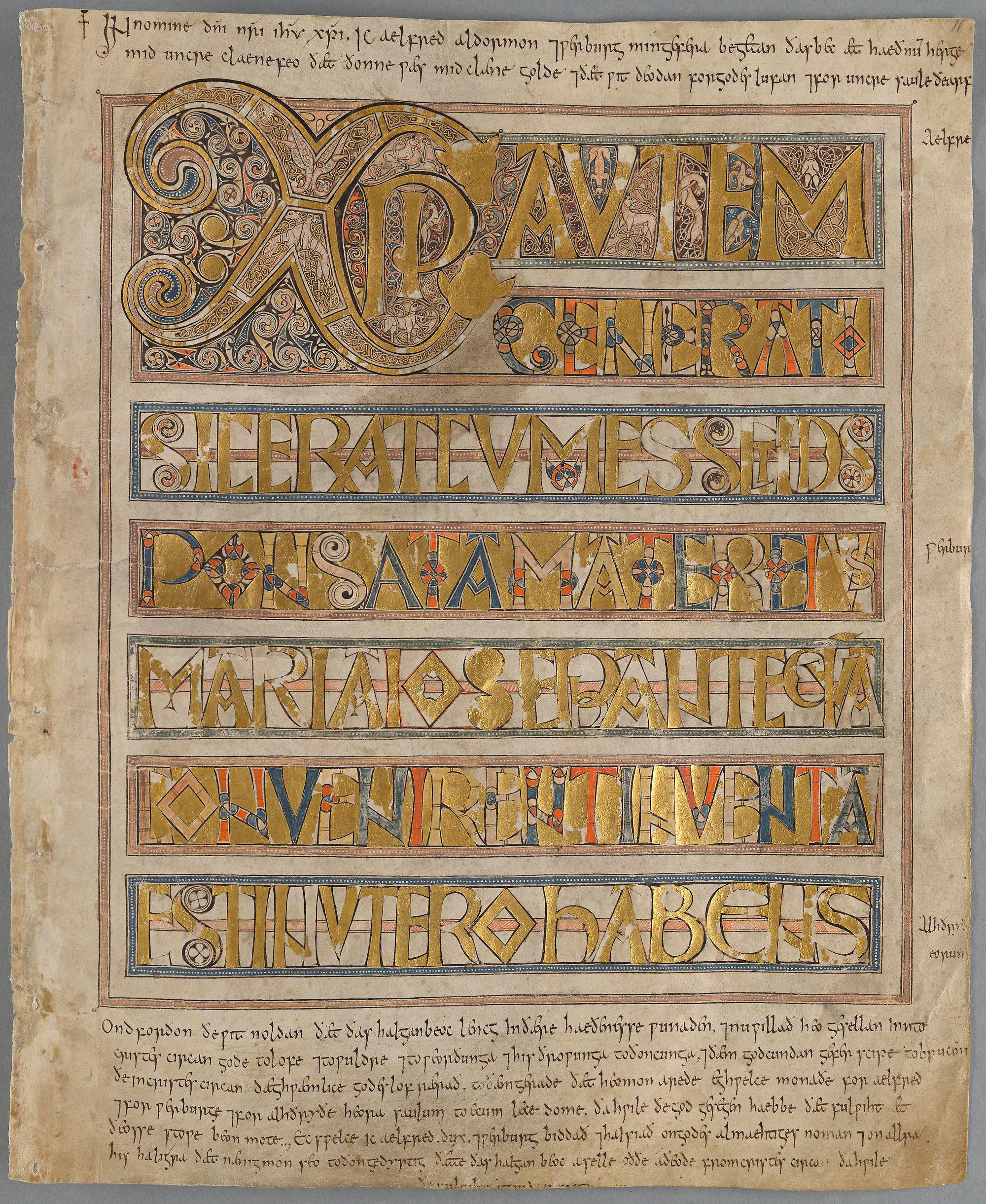 Färgbild av en handskrift med förgyllda bokstäver och en stor mängd marginalanteckningar.