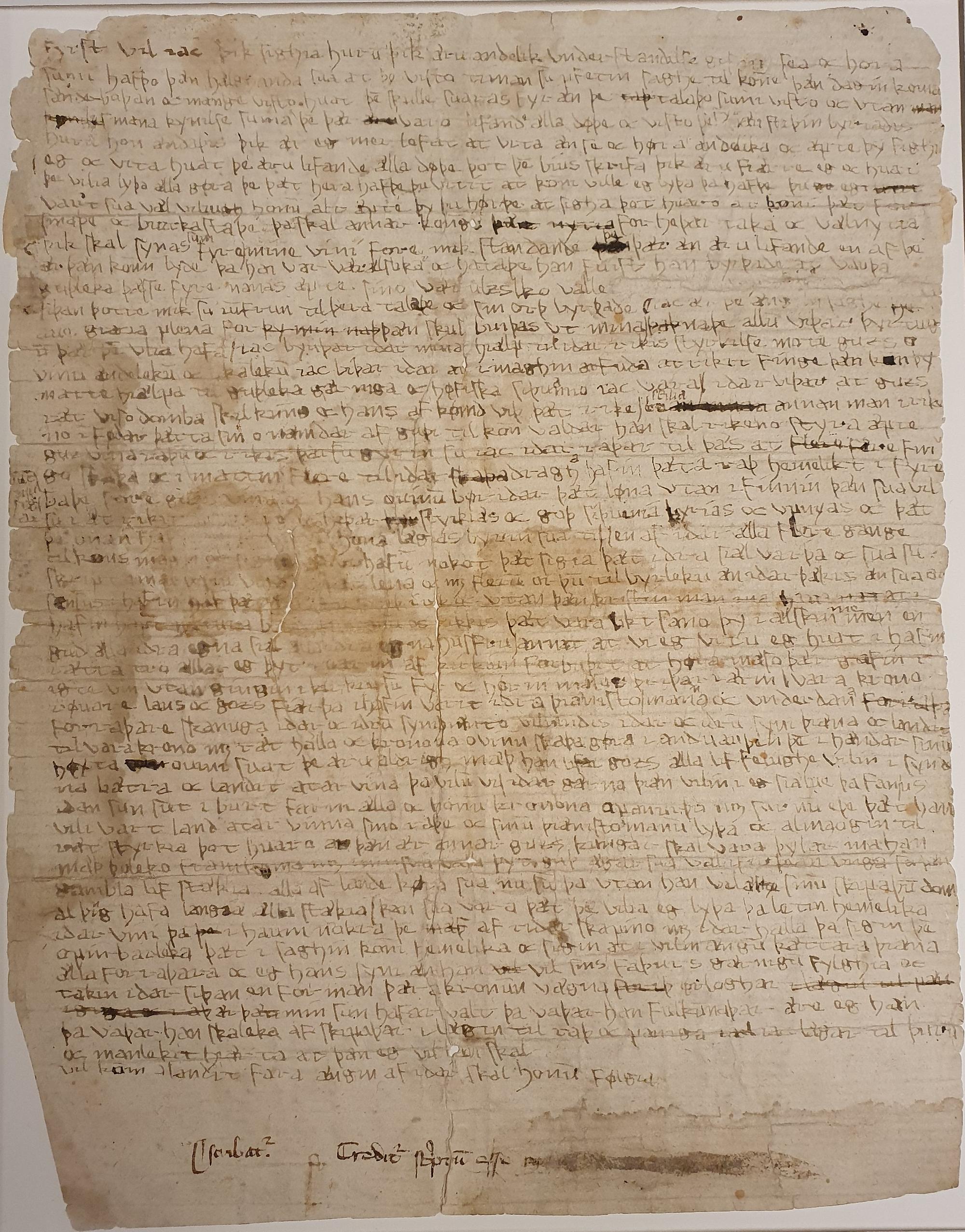 Foto av ett gulnat och fläckigt papper med stora revor med blek och tät handskriven text.