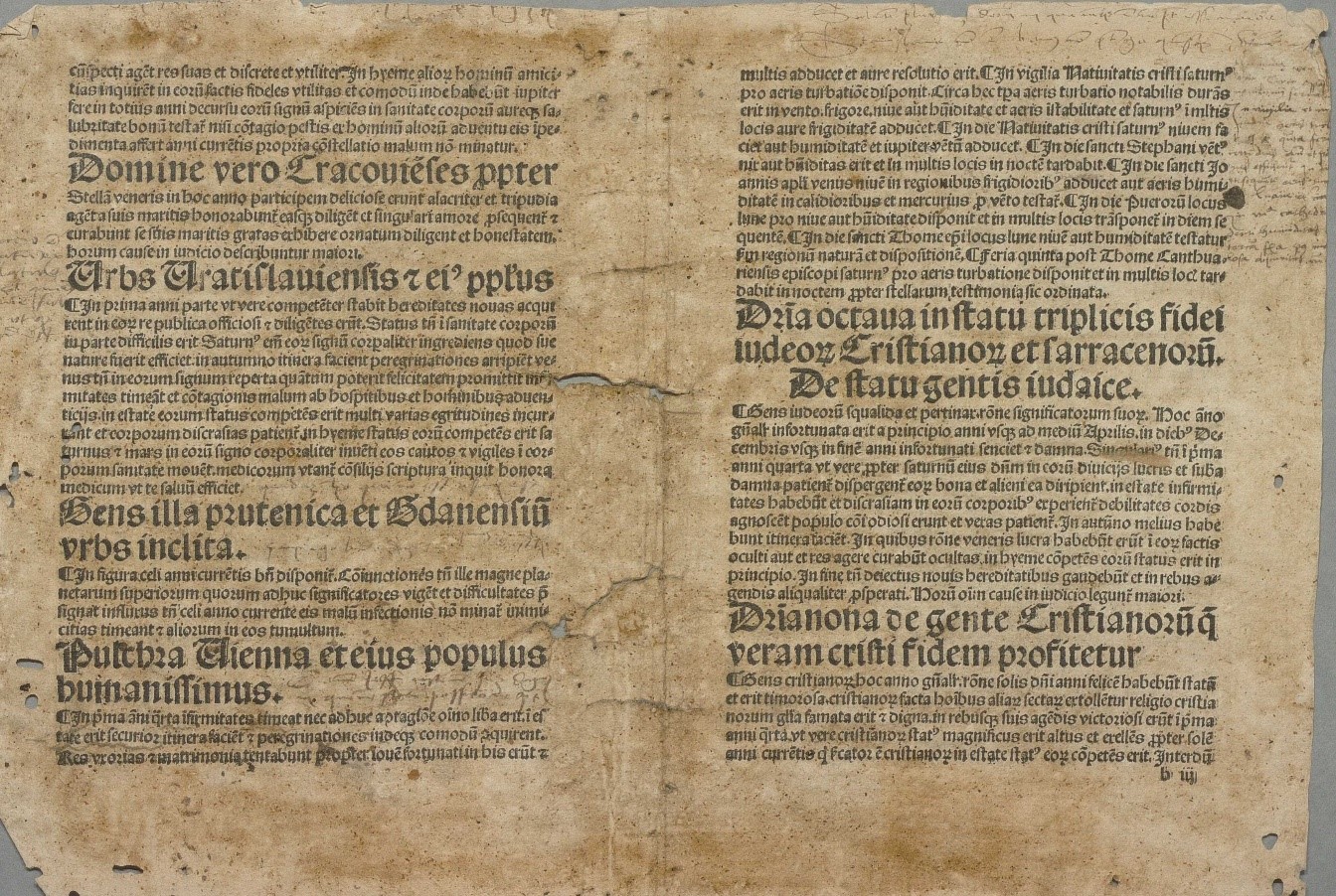 Färgfoto av ett tvåsidigt gulnat tryck på latin, med flera hål och revor.