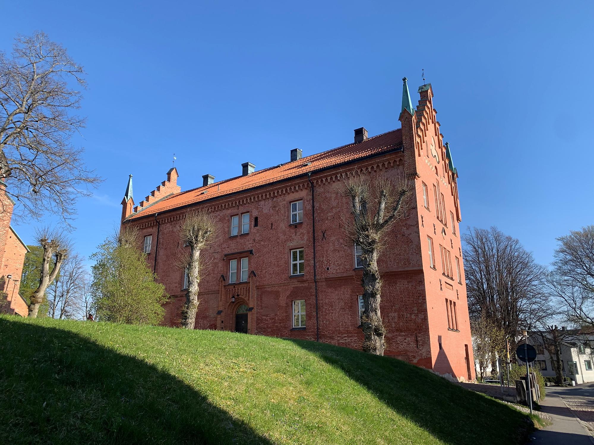 Roggeborgen i Strängnäs i rött tegel och trappstegsgavlar.
