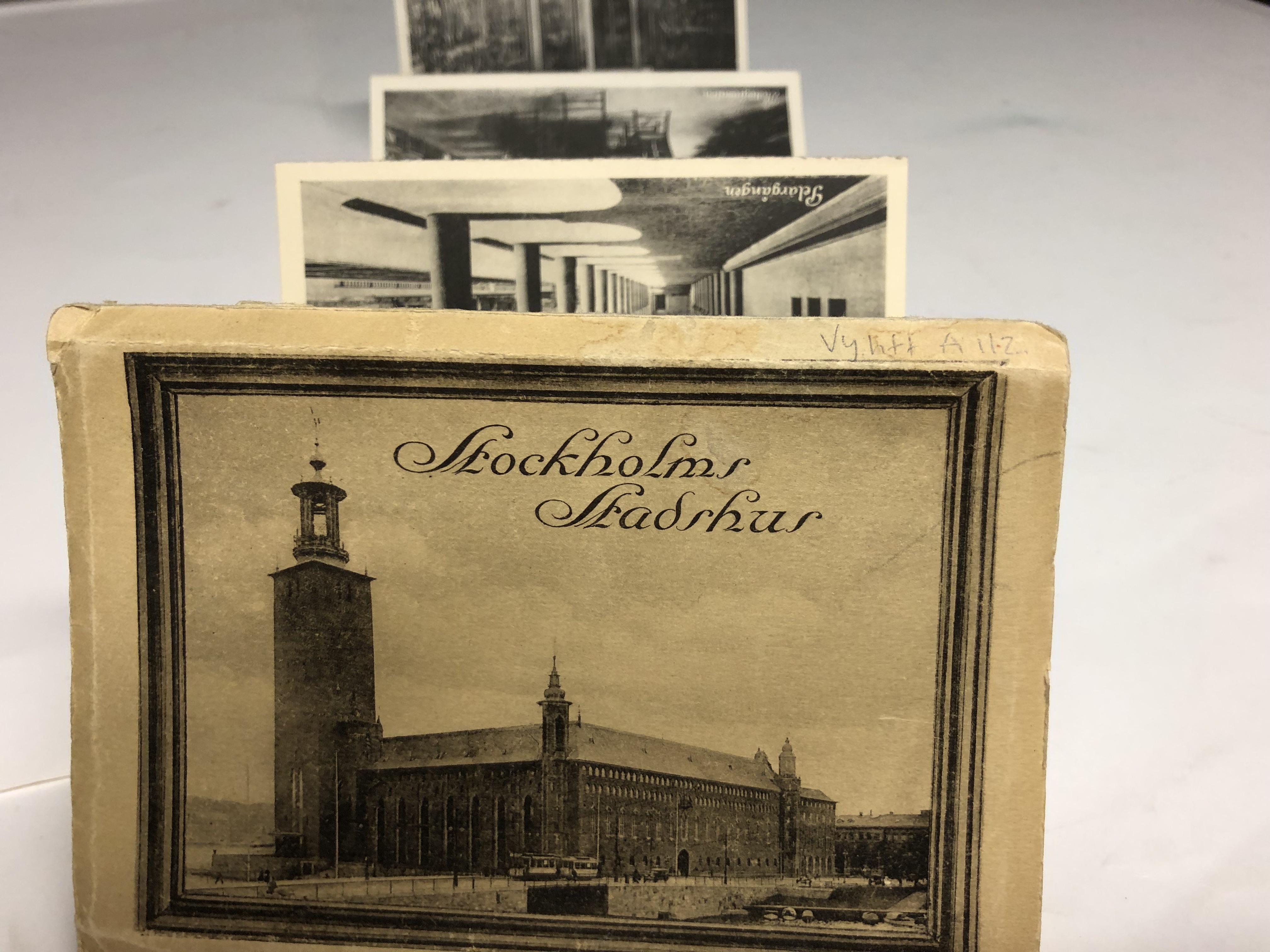 Bilden föreställer svartvitt vykort på Stadshuset