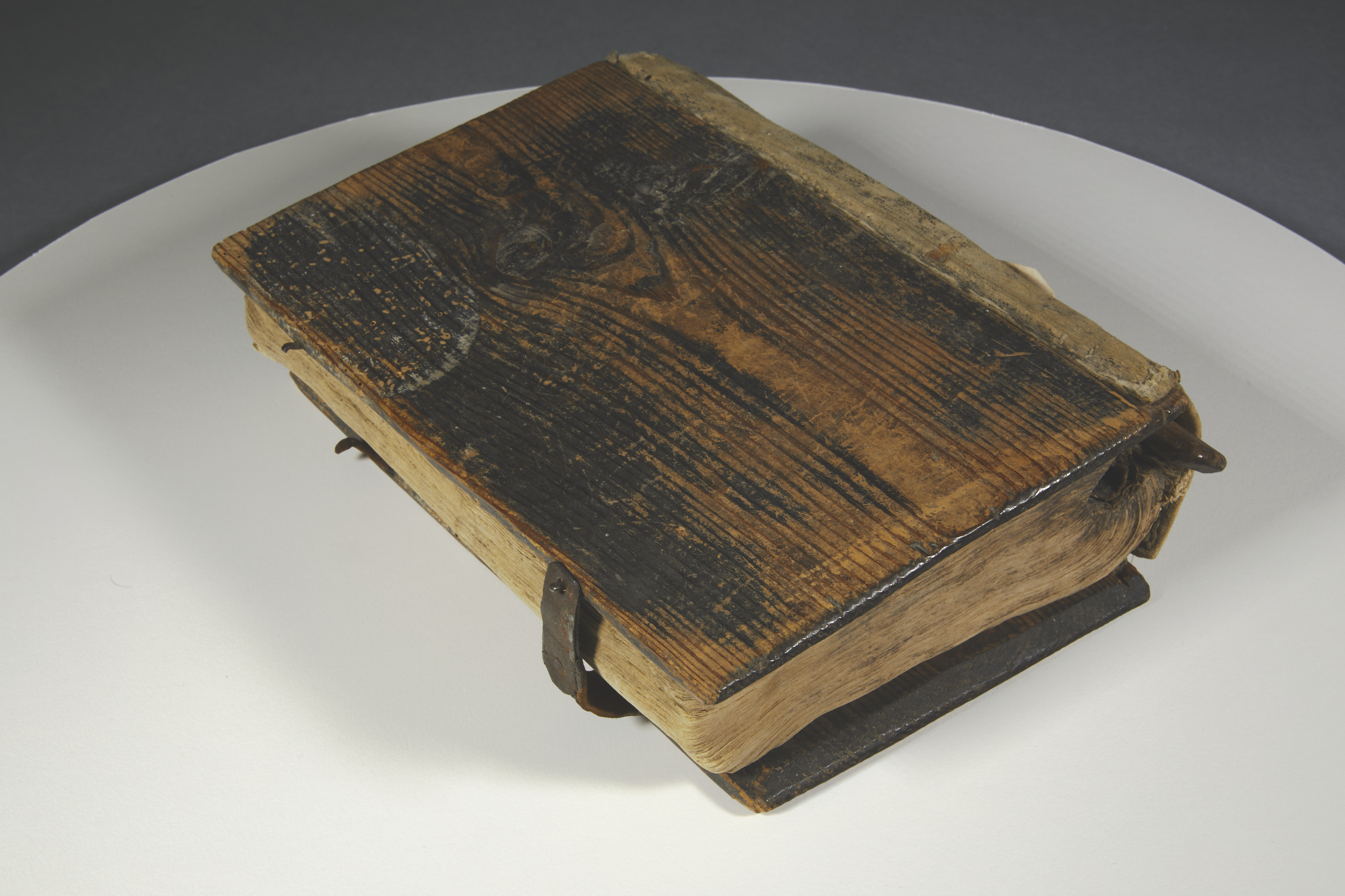 En gammal bok med träpärmar