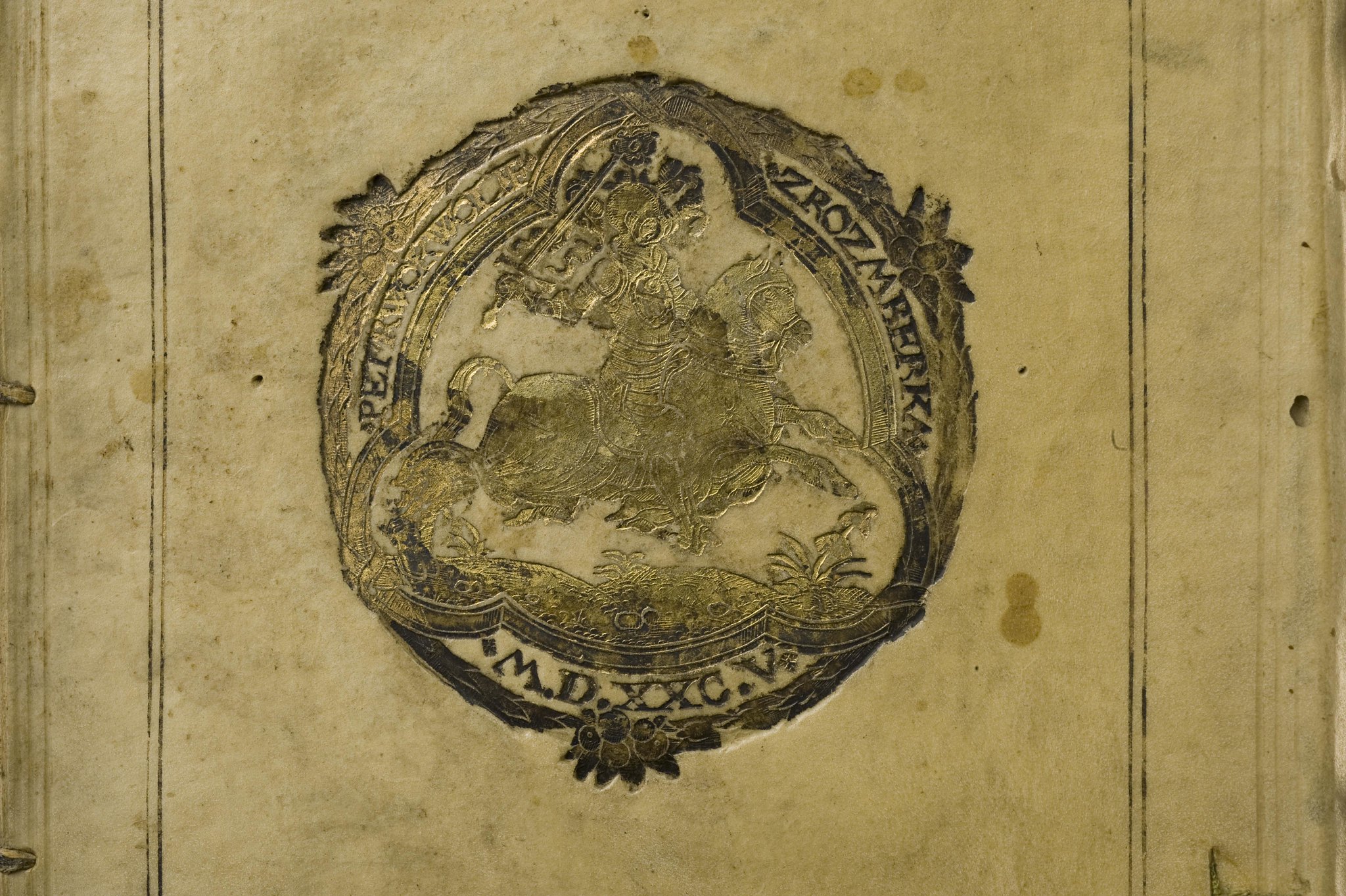 Pärmexlibris, oxiderat på pergament, med texten: PETRWOKWOLIF ZROZMBERKA M.D.XXC.V
