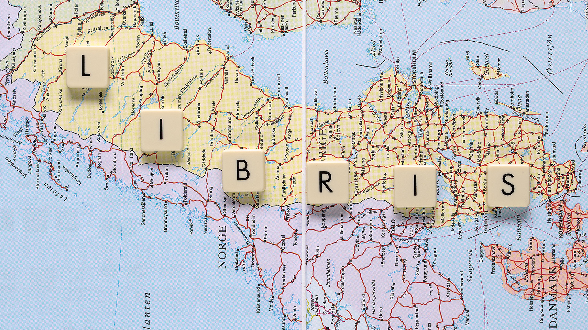 Karta över Sverige, Norge och Danmark med bokstäver som bildar ordet "Libris".