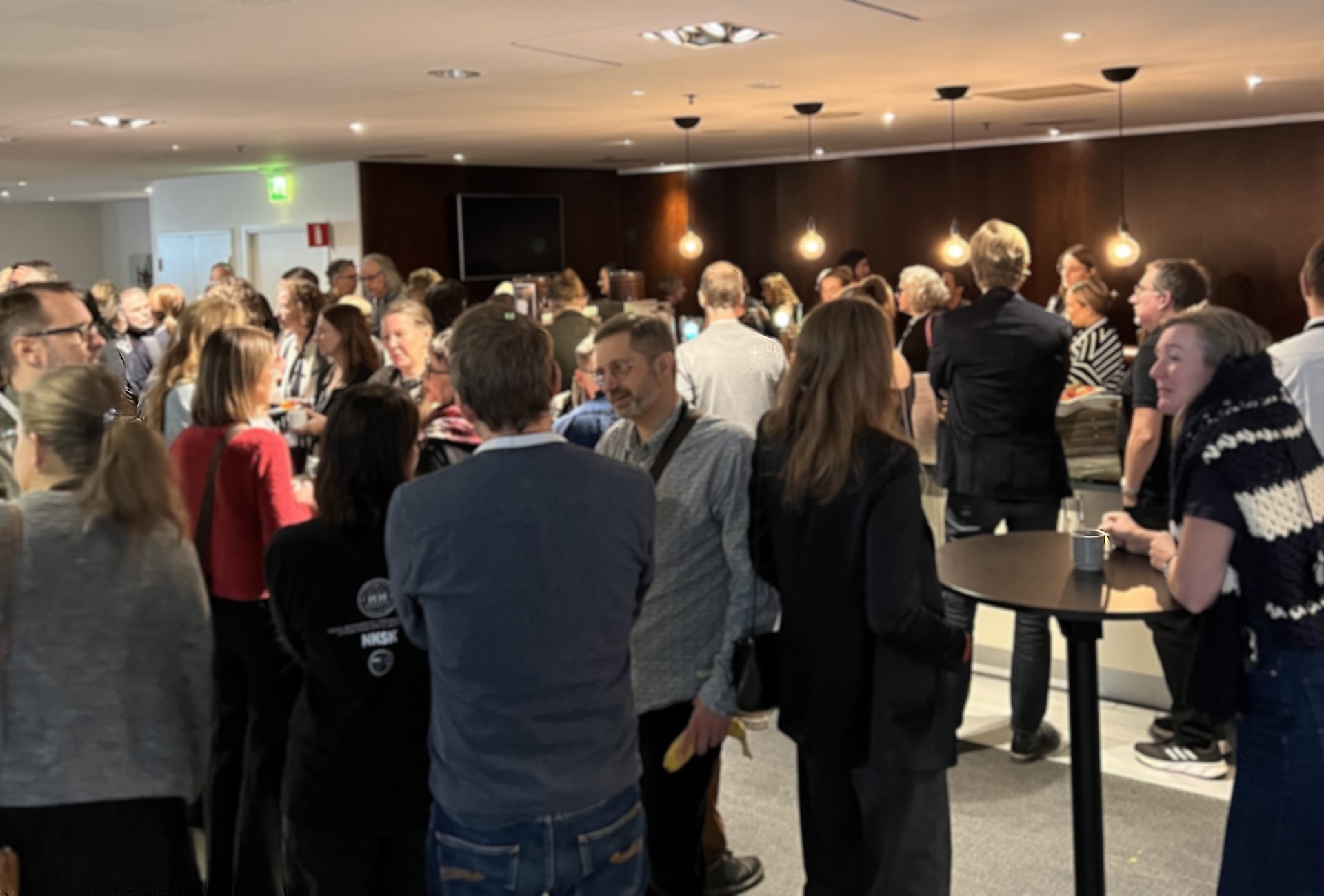 Människor i konferenssal.