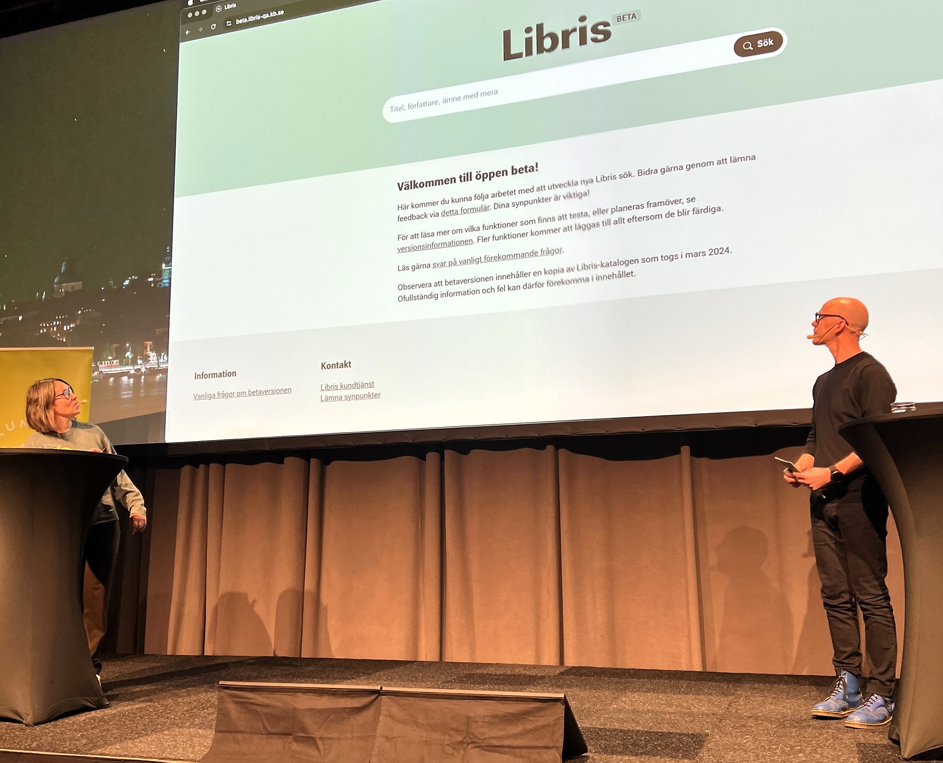 Person ståendes framför presentationsskärm. 