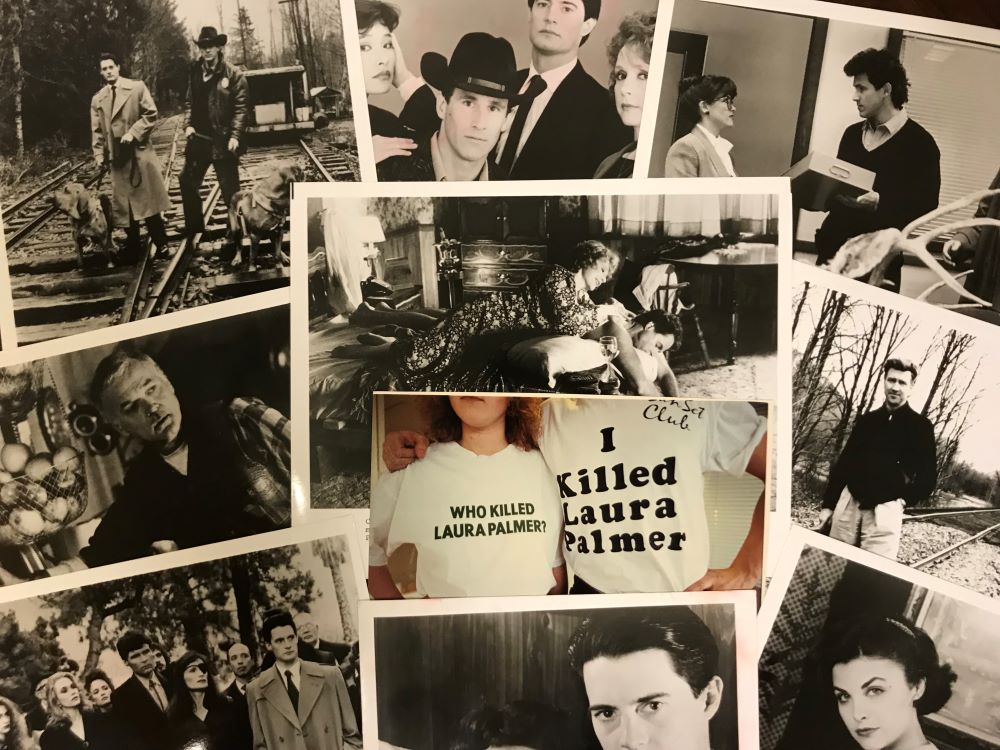Kollage med svartvita fotografier föreställande skådespelare i olika scener, samt ett foto av två t-shirtar med texten "I killed Laura Palmer"