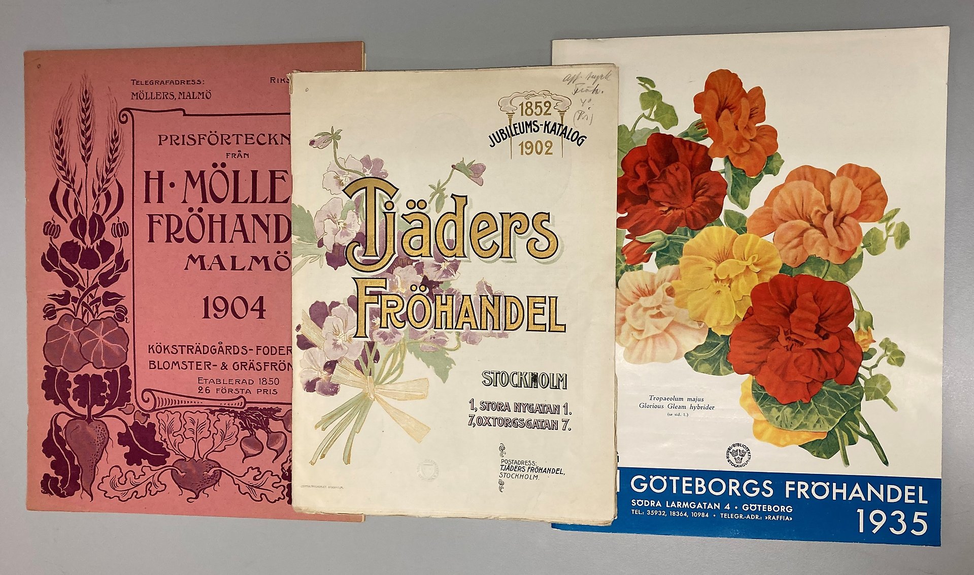 Tre olika fröhandelskataloger.