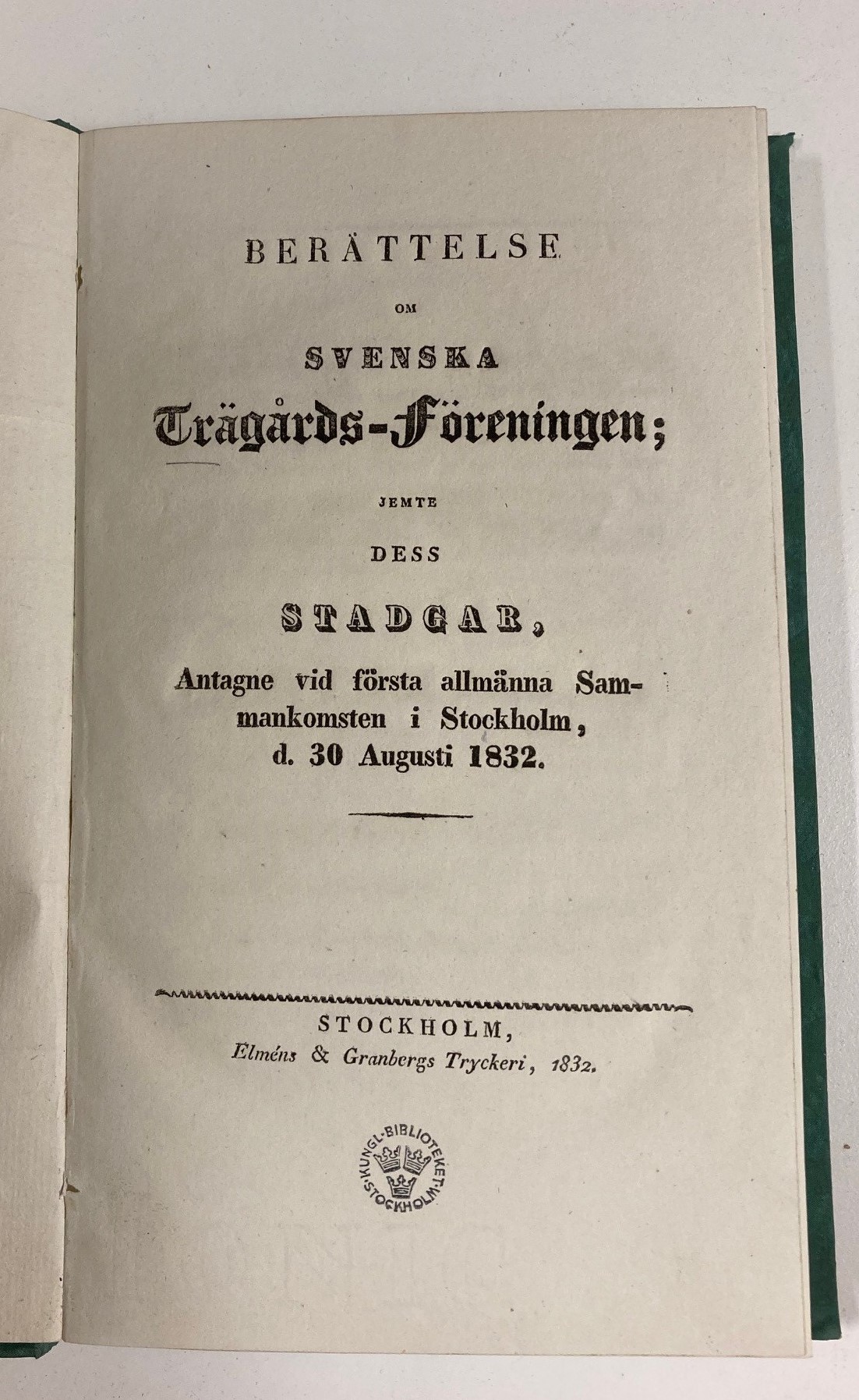 Fotografi av Svenska trädgårdsföreningens stadgar från 1823.
