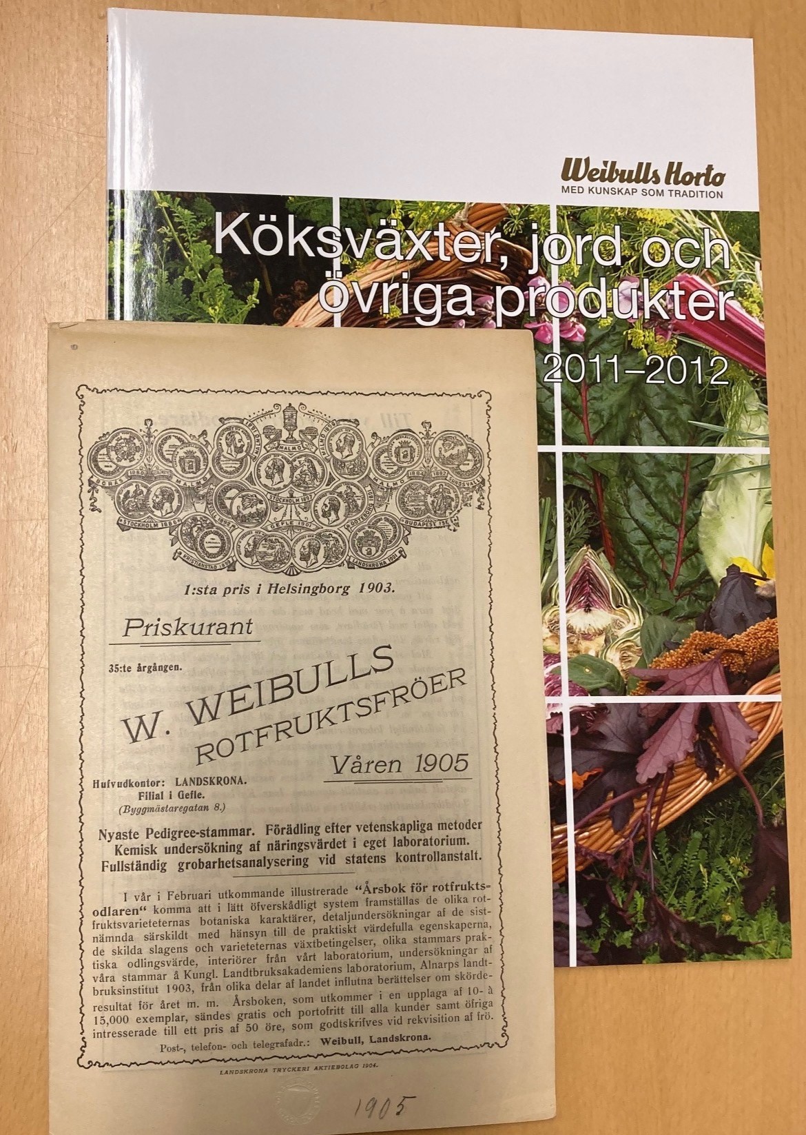 Två trycksaker från Weibulls, en från 1905 respektive från 2011-2012.