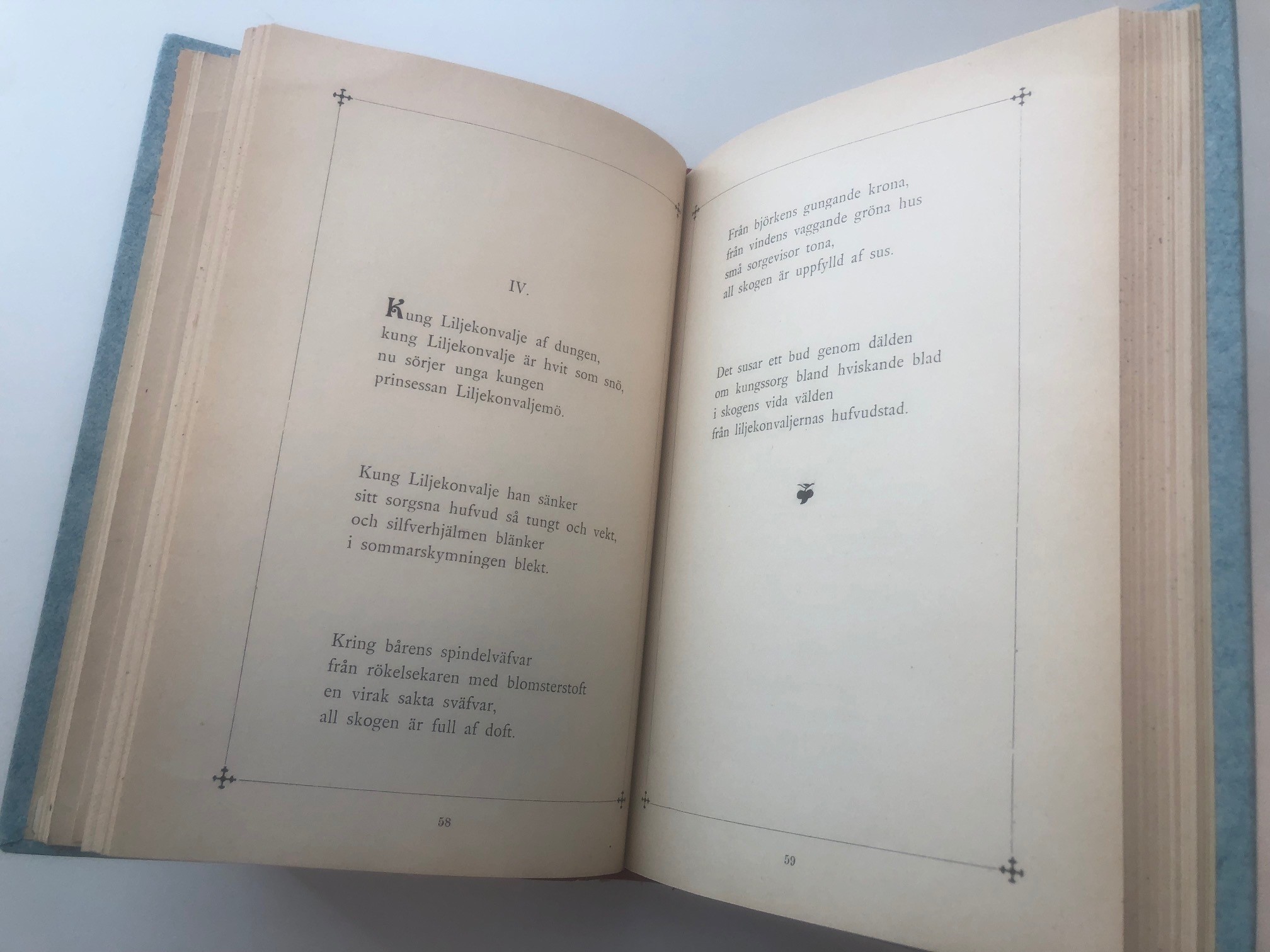 Uppslag på dikten Kung liljekonvalje av dungen ur Stänk och flikar 1896