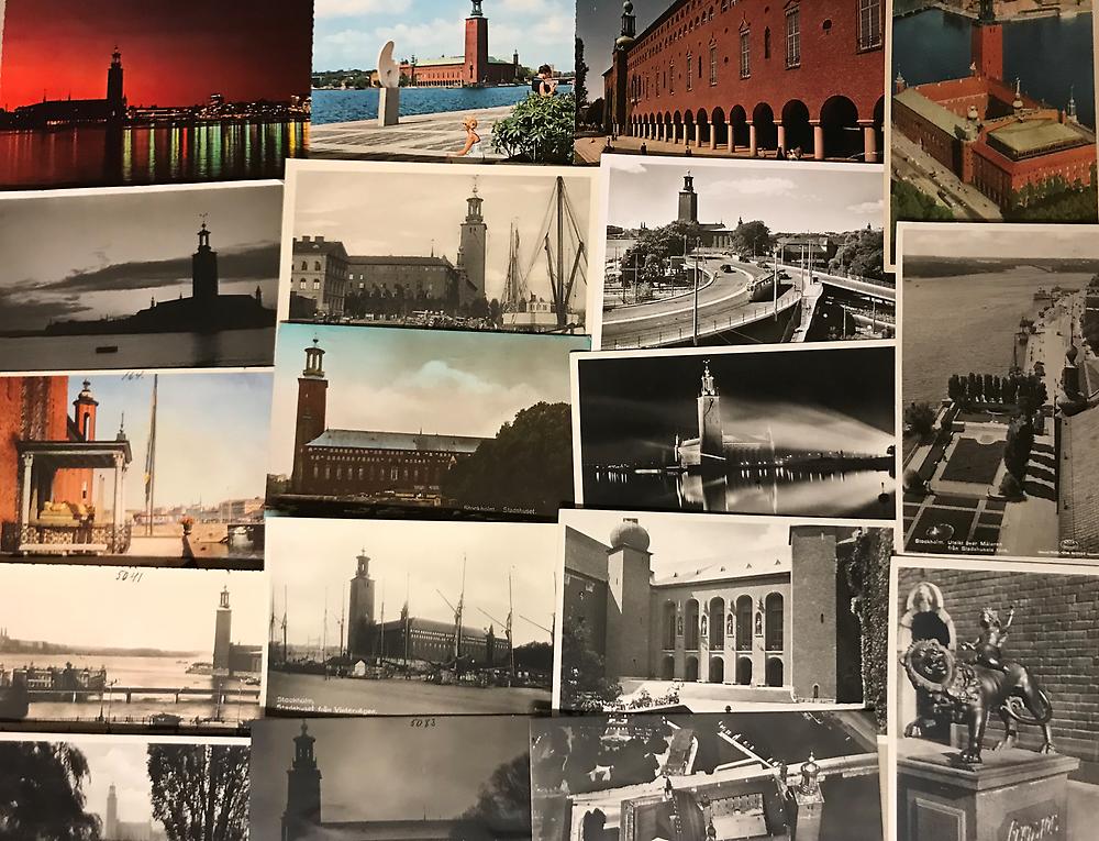Kollage med vykort där Stockholms stadshus syns från olika vinklar och tidsperioder 