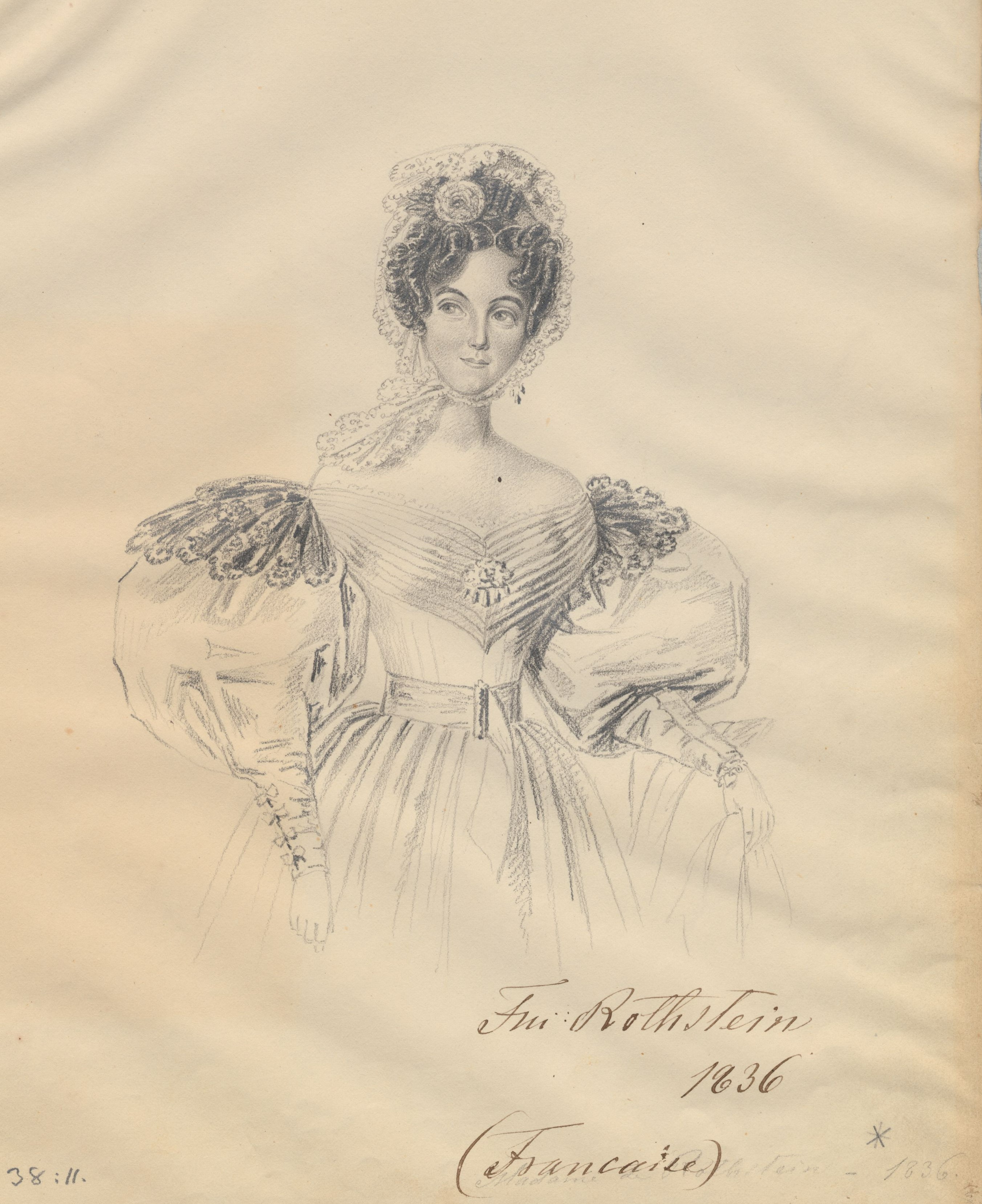 Blyertsteckning av en vacker ung kvinna iförd en praktfull klänning med stora puffärmar och en huvudbonad i spets ovanpå en frisyr med korkrusvlockar.