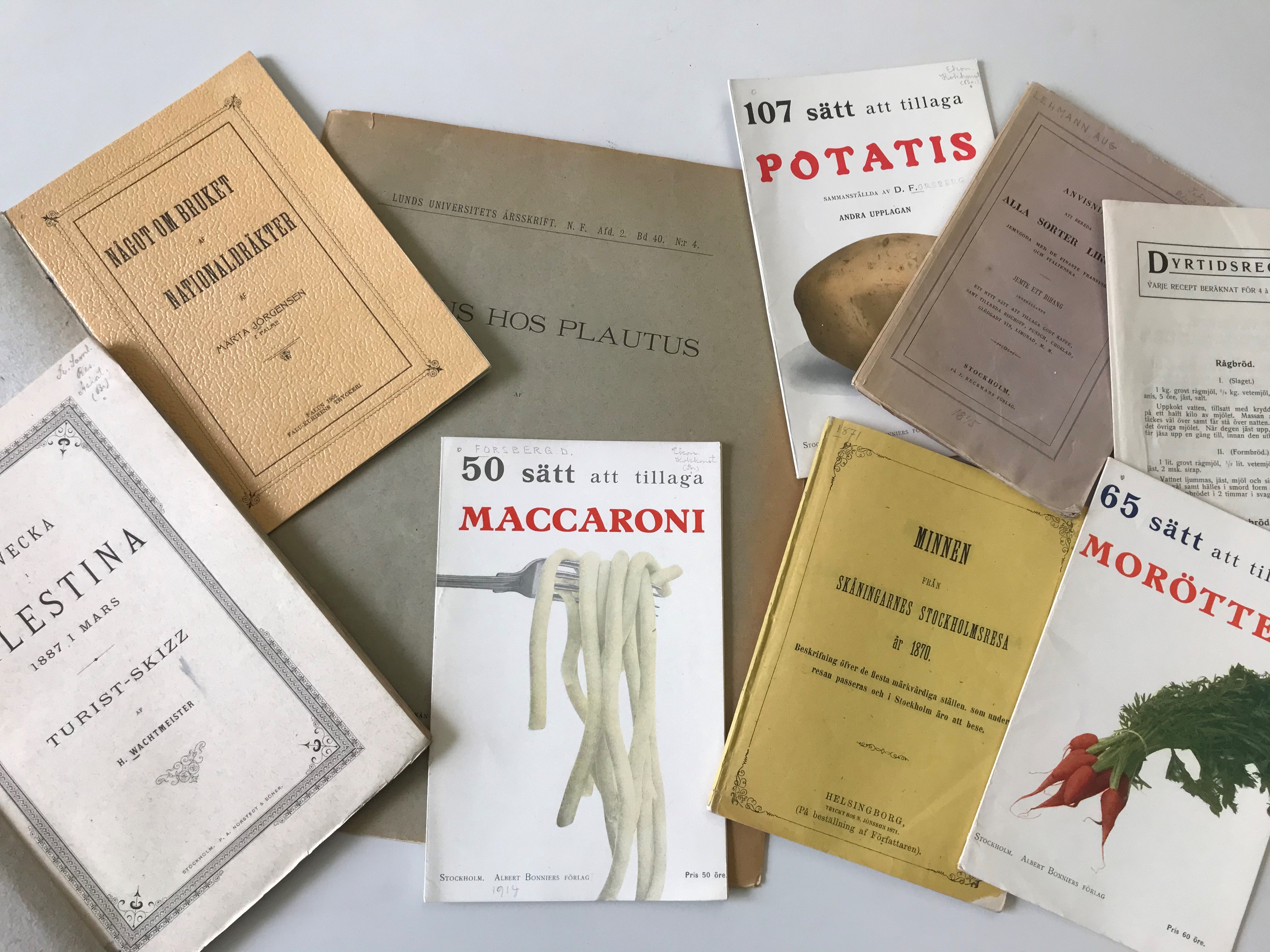 Framsidorna på nio gamla broschyrer med varierande innehåll, varav några med bilder av mat som morötter och potatis.