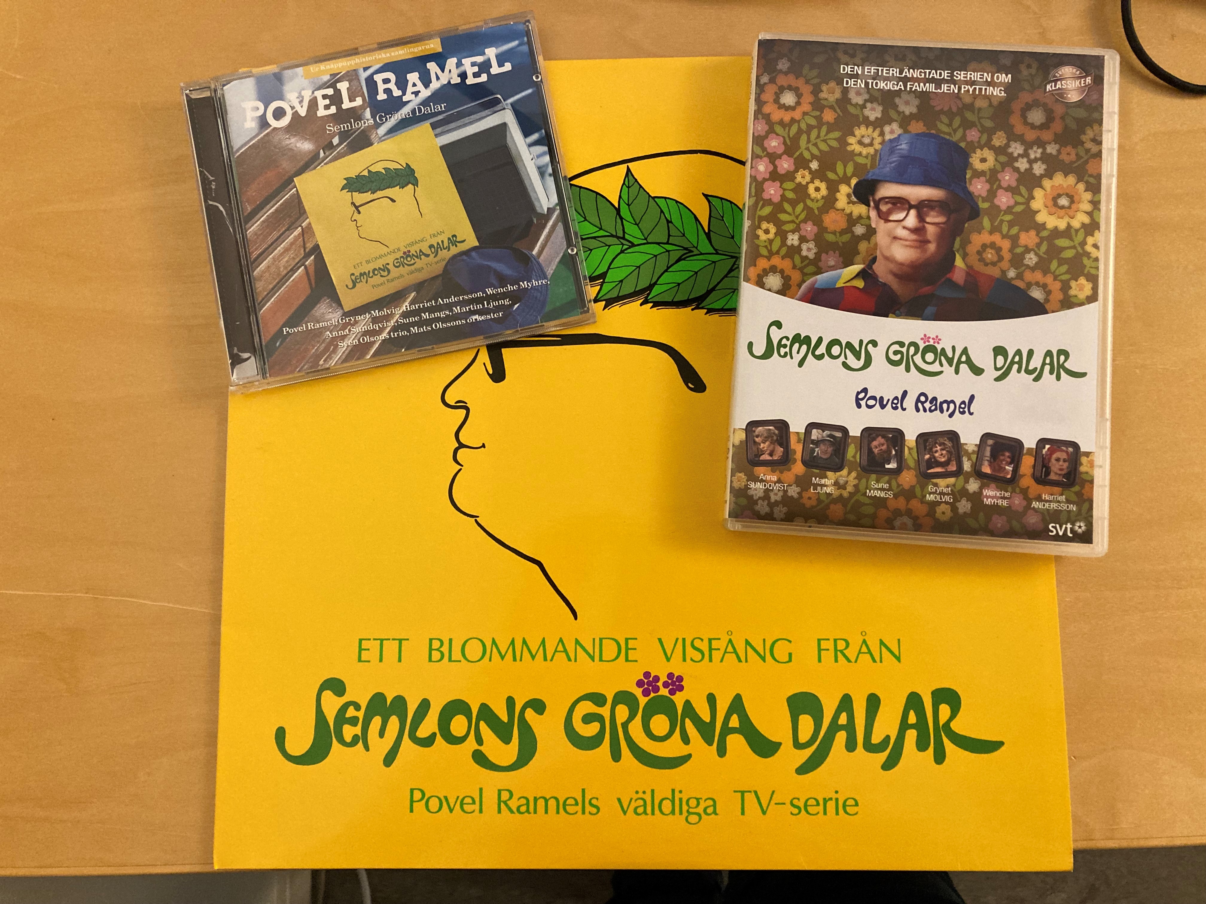 Ett lp- och ett cd-omslag med en tecknad bild av Povel Ramel i profil intill ett dvd-omslag med bilder ur tv-serien.