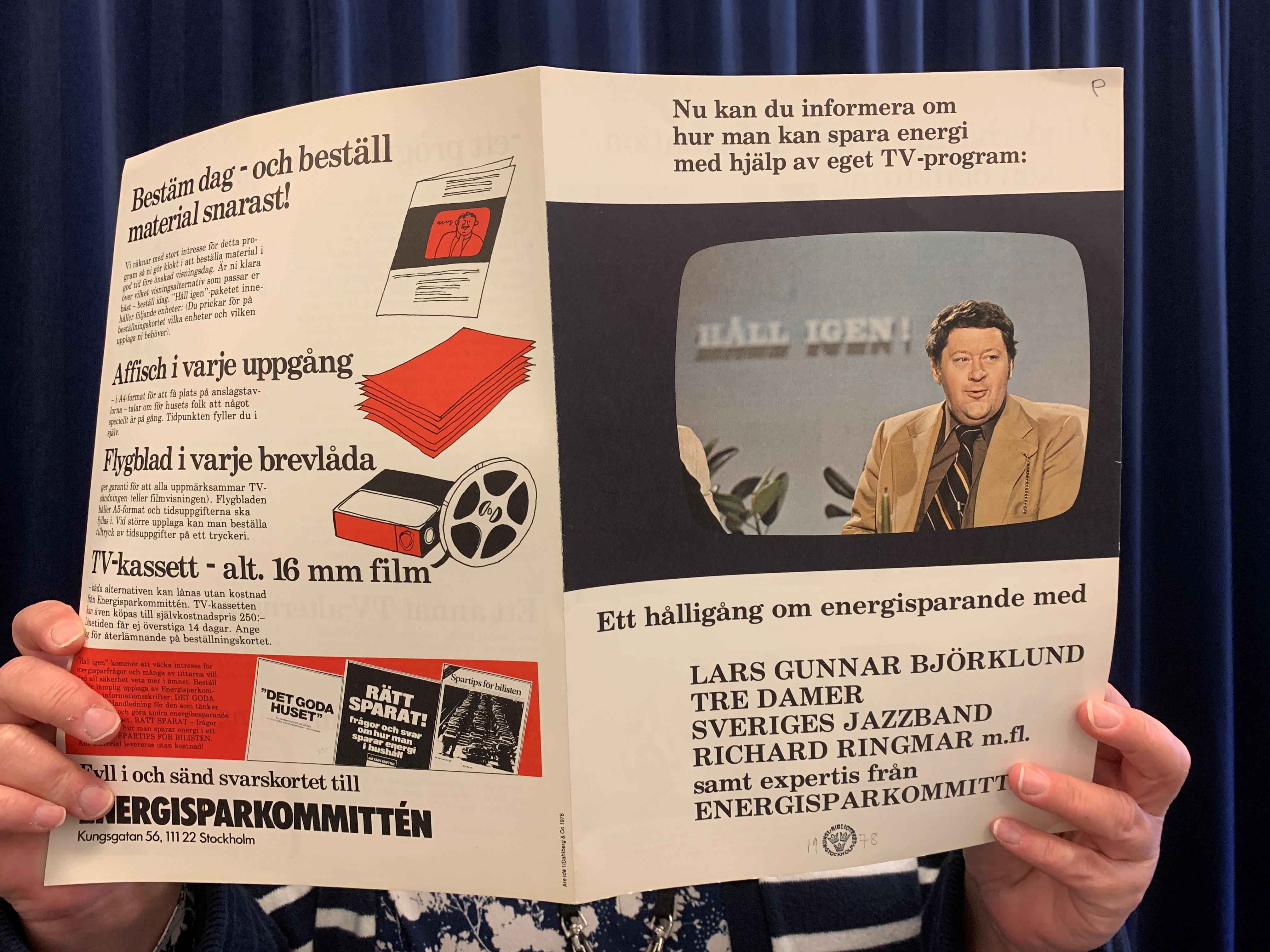 En utvikt folder för att beställa affischer, flygblad och tv-kassetter från Energisparkommittén med tecknade bilder på föremålen och en tv-bild med man och texten Håll igen 