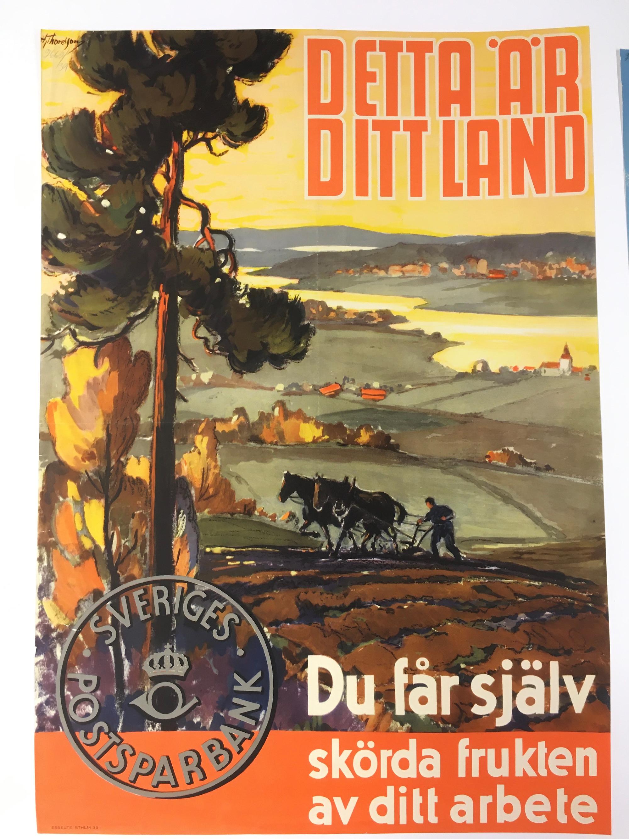 Tecknad affisch som föreställer ett jordbrukslandskap med en åker där någon går bakom hästar. I förgrunden en tall. Texten lyder: Detta är ditt land. Du får själv skörda frukten av ditt arbete. Sveriges postsparbank