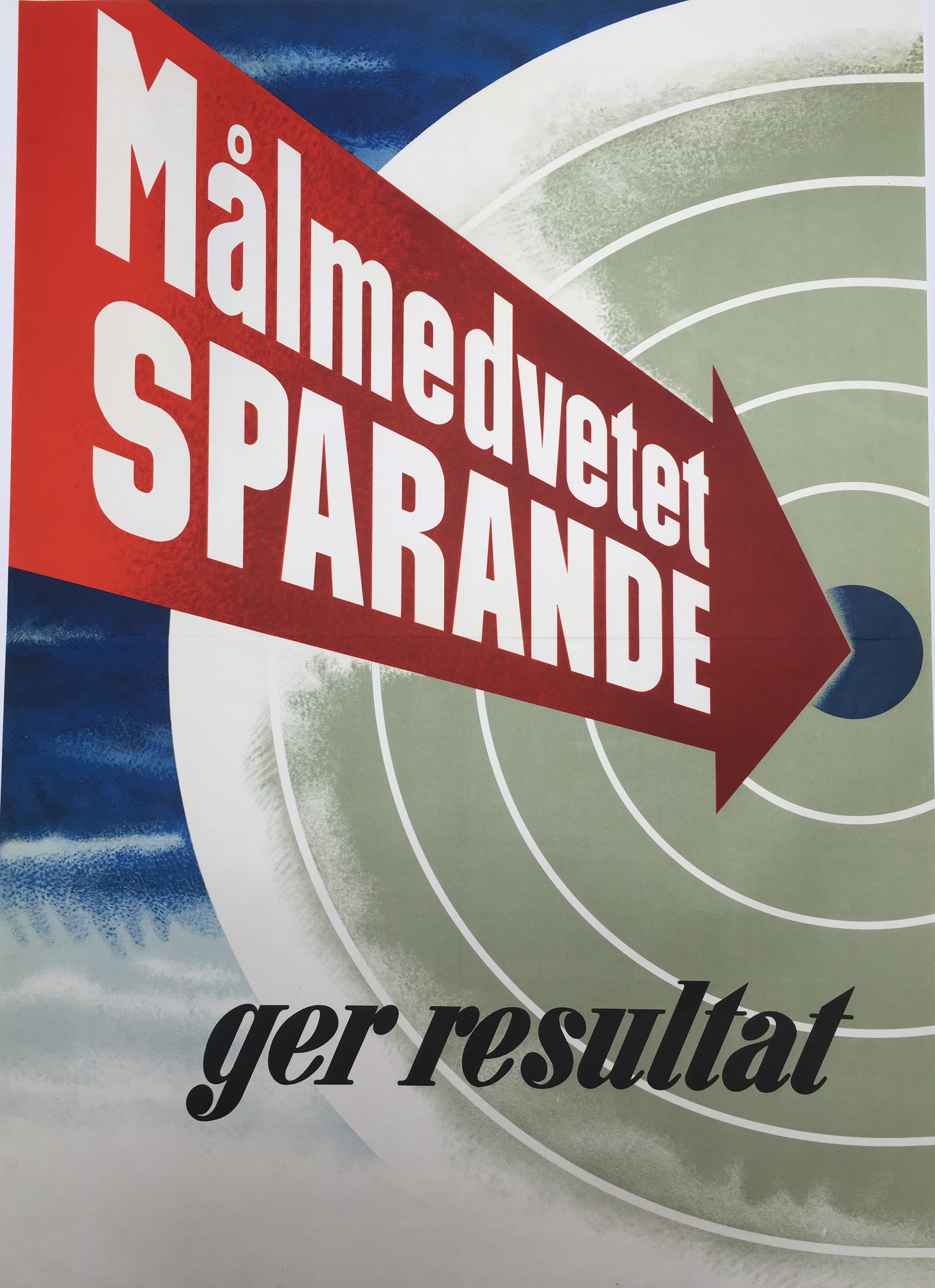 Tecknad affisch där motivet är en stor pil som pekar in mot mitten av en måltavla. I pilen löper en text som lyder: "Målmedvetet sparande". Under pilen fortsätter texten: "ger resultat".