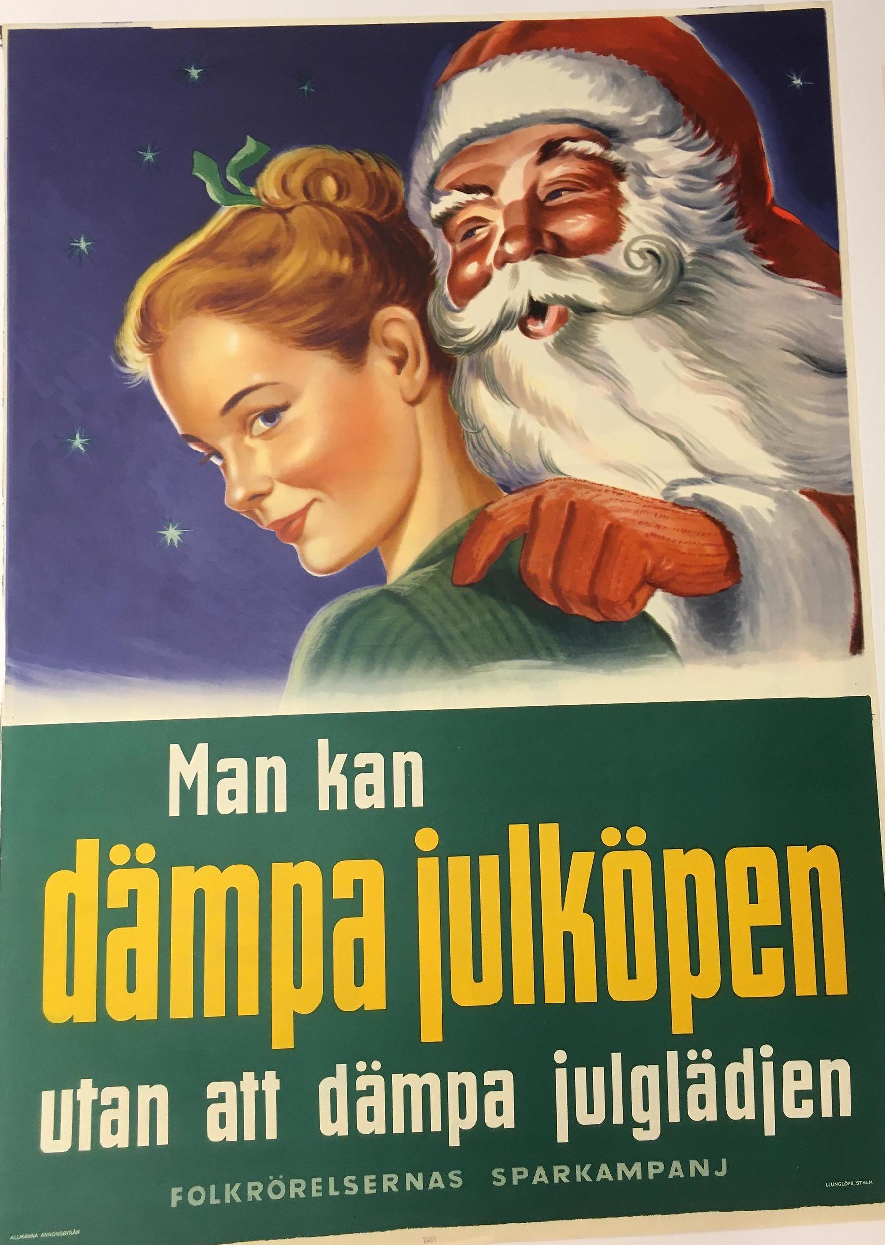 Tecknad affisch med ansikte av kvinna som har håret uppsatt i knut. Bredvid henne syns ett ansiktet på en tomte vars hand ligger på kvinnans axel. Texten lyder: Man kan dämpa julköpen utan att dämpa julglädjen. Folkrörelsernas sparkampanj,