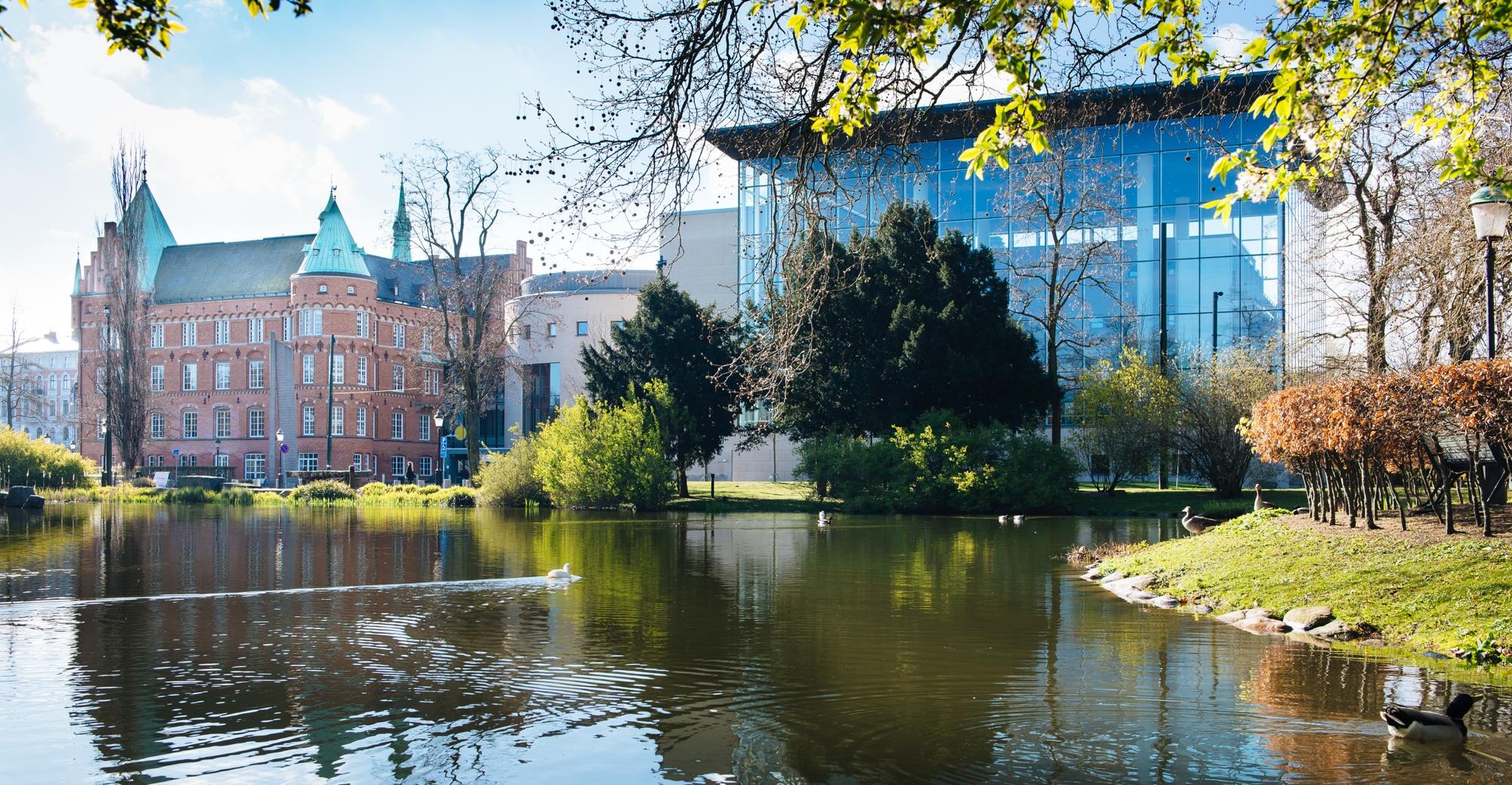 Exteriör bild på stadsbiblioteket i Malmö i sommarskrud.