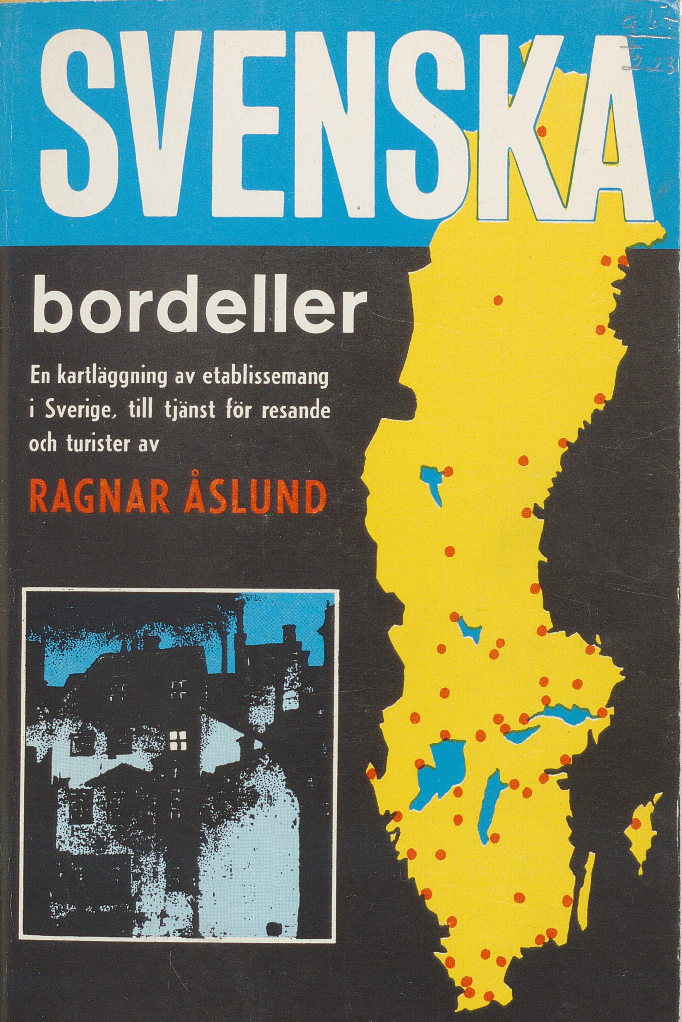 Karta över Sverige, städerna markerade med röda prickar. Till vänster en mörk bild från stad med svart rök i bakgrunden.