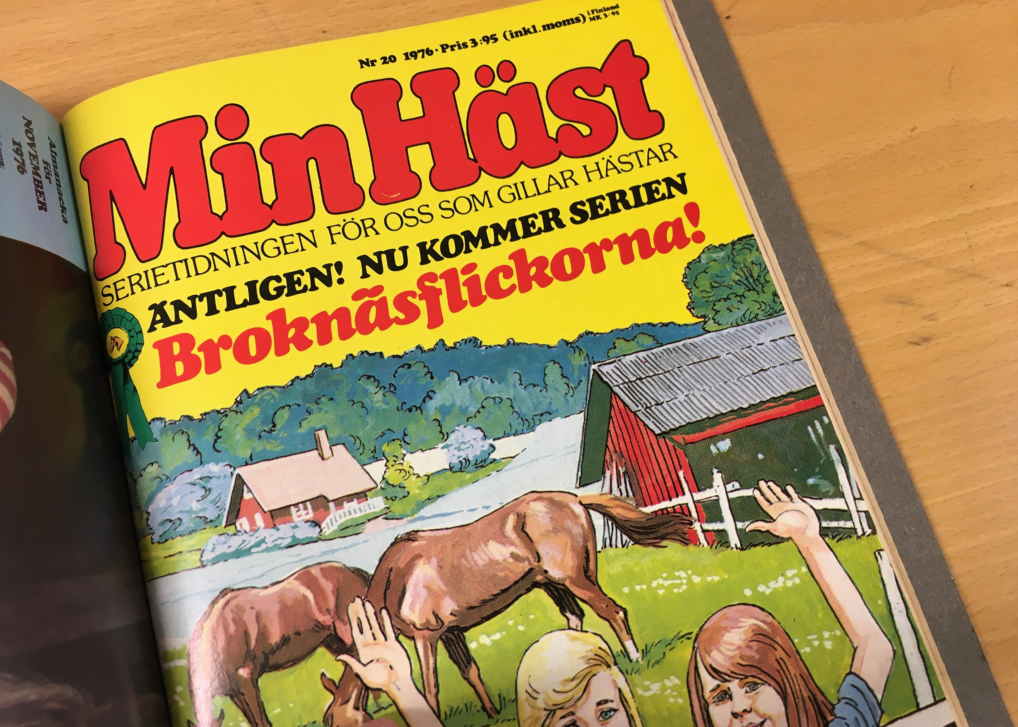 Övre halvan av ett färgglatt tidskriftsomslag med tecknade flickor och hästar.