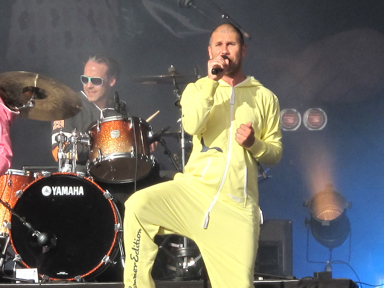 Fotbollslåtarnas kung Markoolio under en konsert på Liseberg 2011
