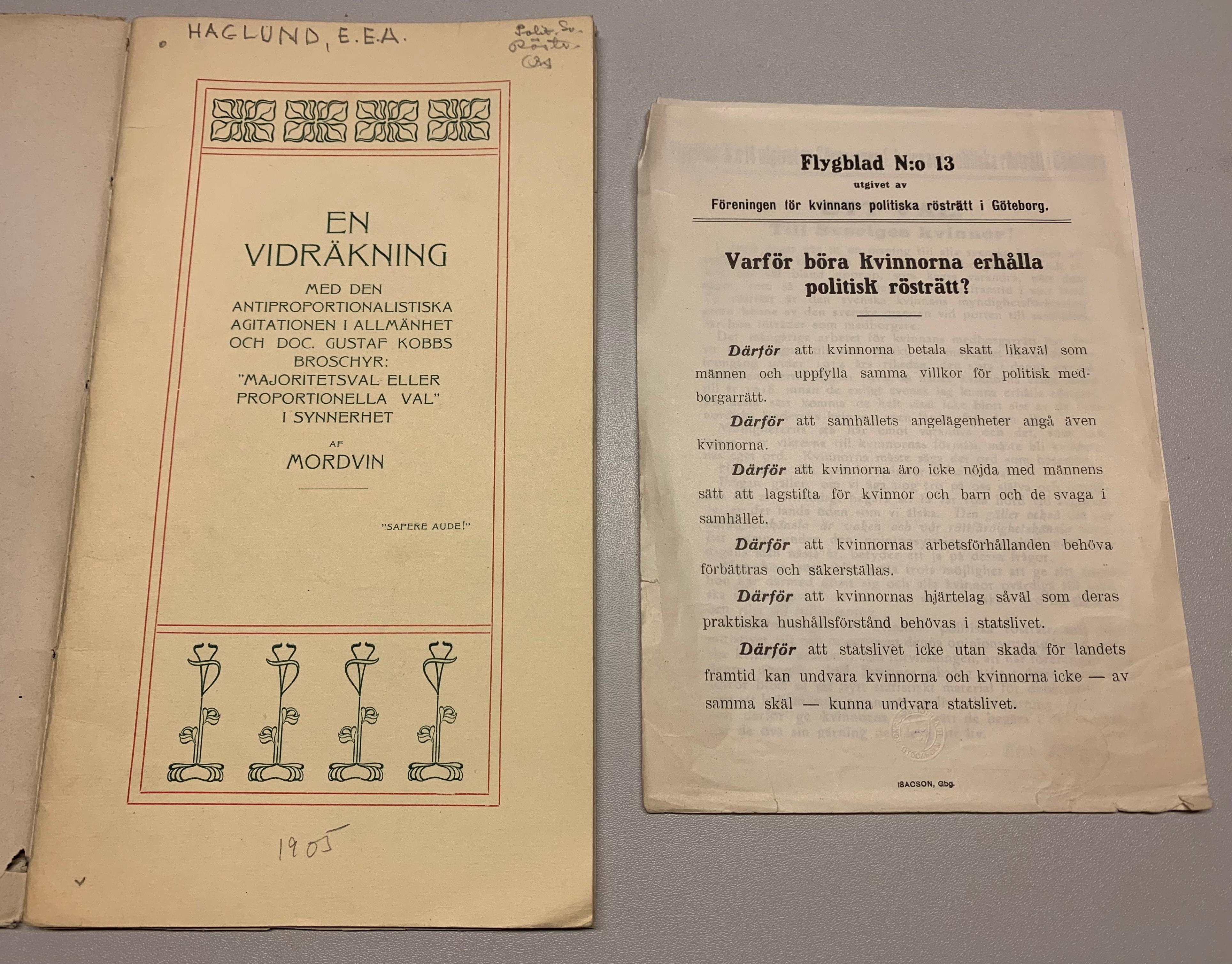 Tryckt broschyr med dekorerad titelsida bredvid ett flygblad med ren text.
