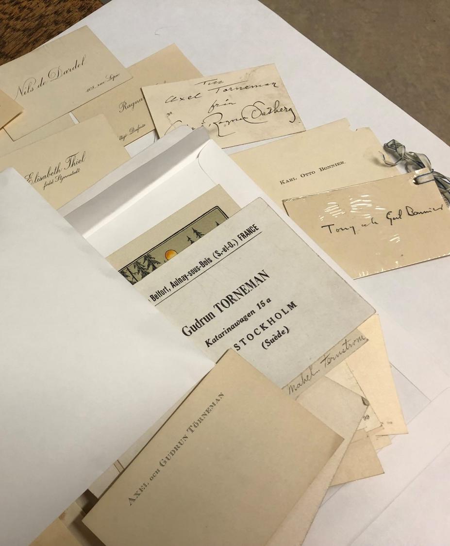 En hög tryckta och handskrivna visitkort med olika namn
