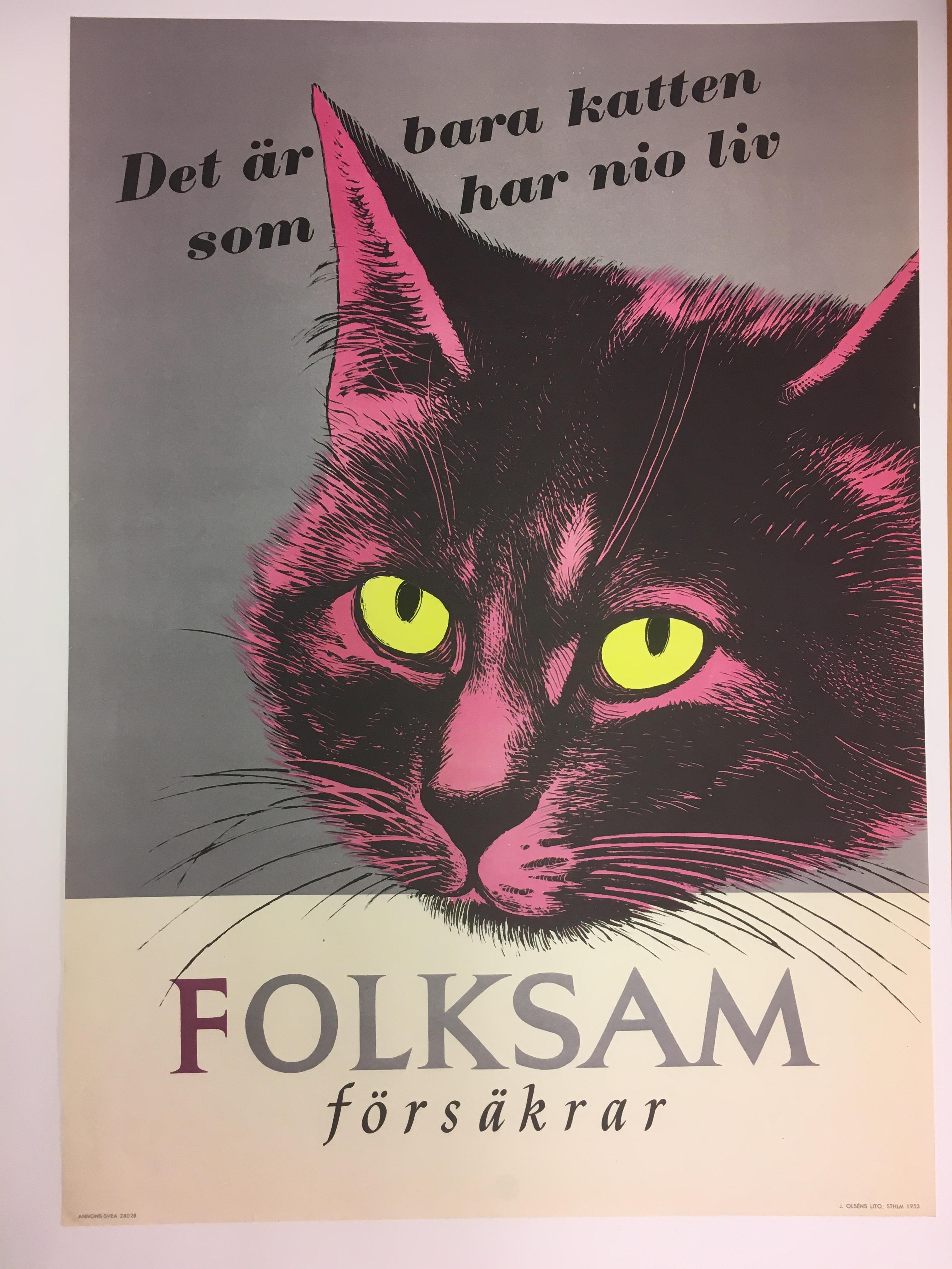 Affisch med ett tecknat rosa-svart katthuvud med gula ögon och texten "Det är bara katten som har nio liv. Folksam försäkrar". 