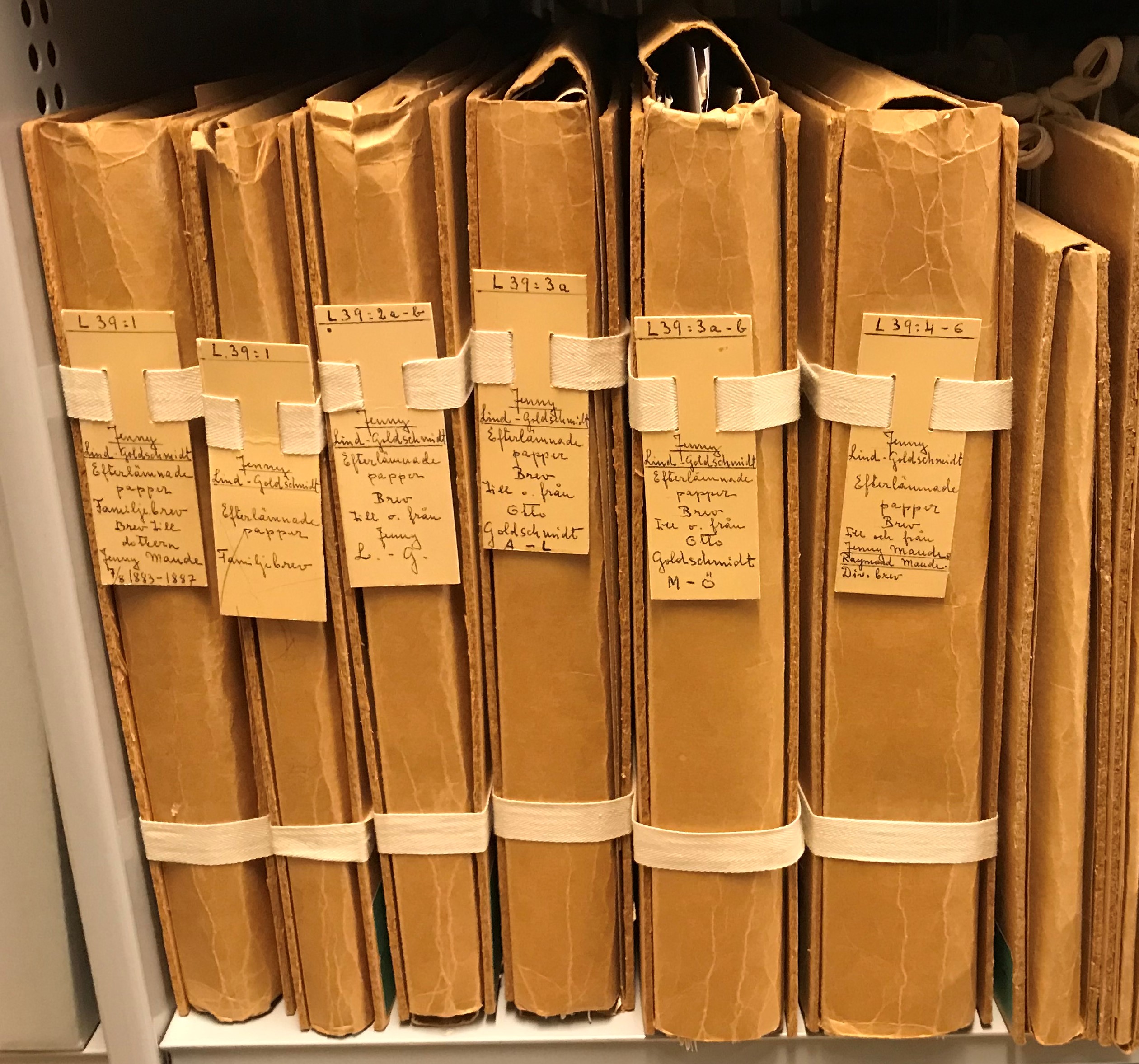 Sex bandkapslar fyllda med material ur Jenny Linds personarkiv, placerade i hylla i KB:s underjordiska magasin.