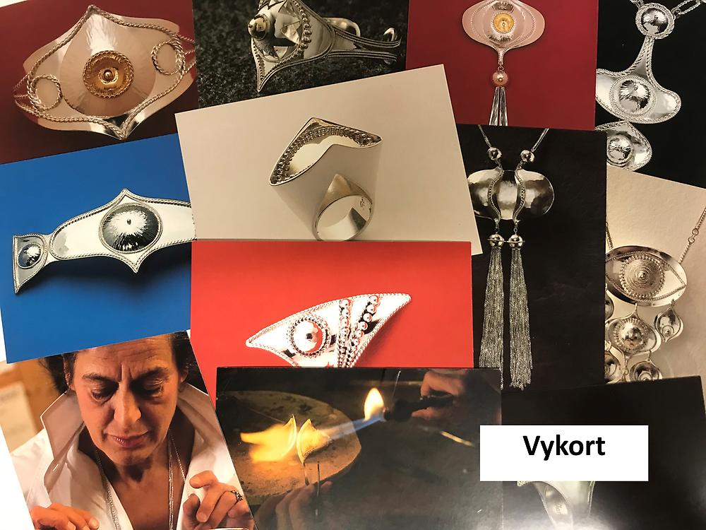 Kollage med flera färgbilder föreställande olika smycken i silver samt en bilder av en kvinna som arbetar med dem.