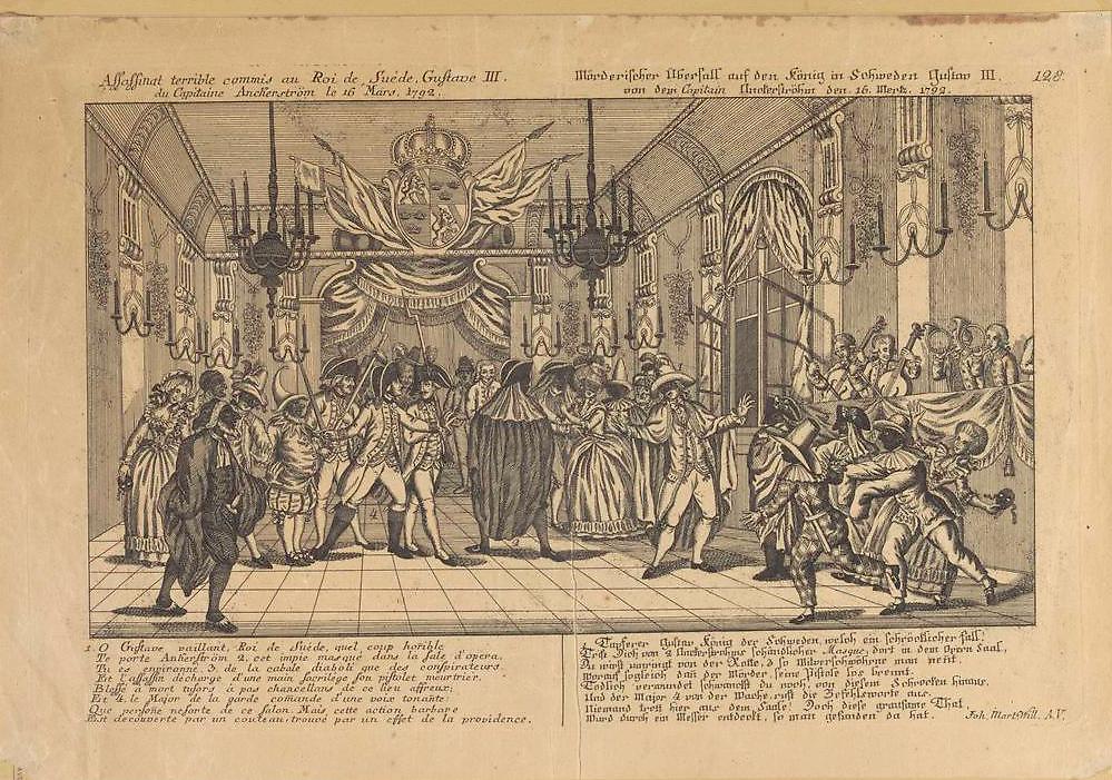 Svartvit gravyr som skildrar mordet på Gustav III, med text på franska och tyska. I mitten riktar mördaren sitt vapen mot kungen, omgiven av maskeradbesökare och soldater. Till höger spelar en orkester.