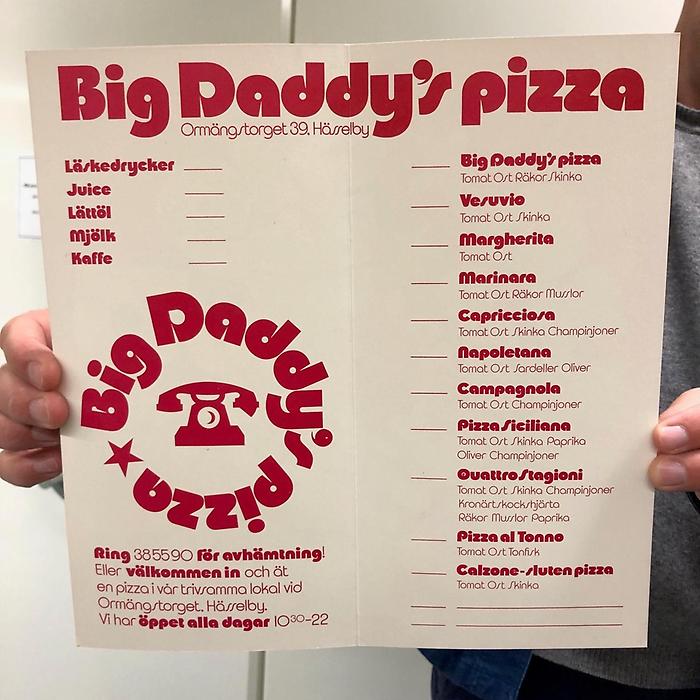 Affisch med röd text Big Daddy Pizzeria