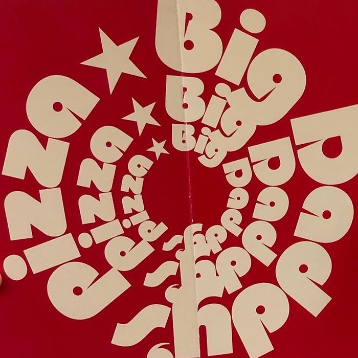 Röd affisch med vit text "Big daddy pizza"
