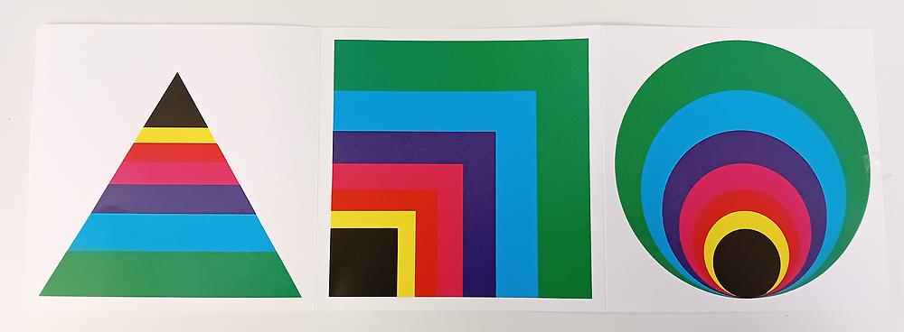 Tre färgglada grafiska blad föreställande en triangel, en kvadrat och en cirkel 